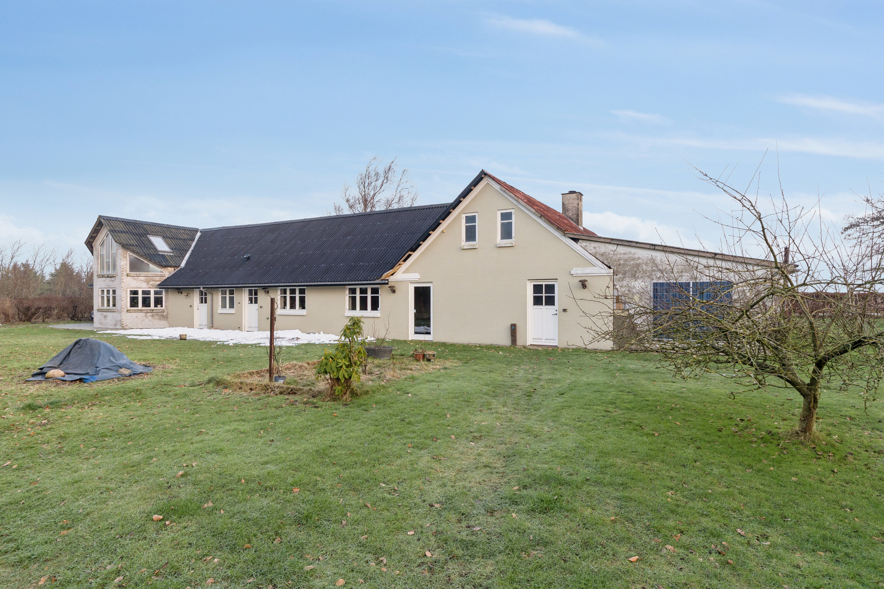 Fremhævet set fra haven billede i fuldskærmstilstand. Billede af Rønnovsholmvej 110, 9800 Hjørring