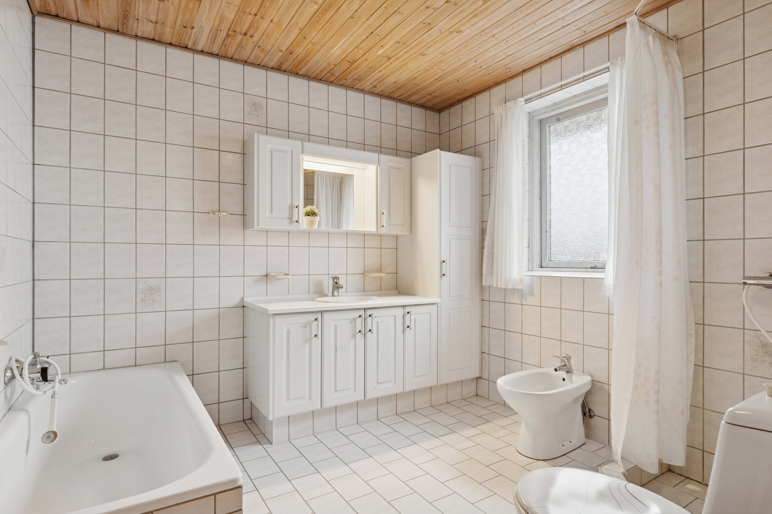 Fremhævet badeværelse billede i fuldskærmstilstand. Billede af Nordvangen 4, 9870 Sindal