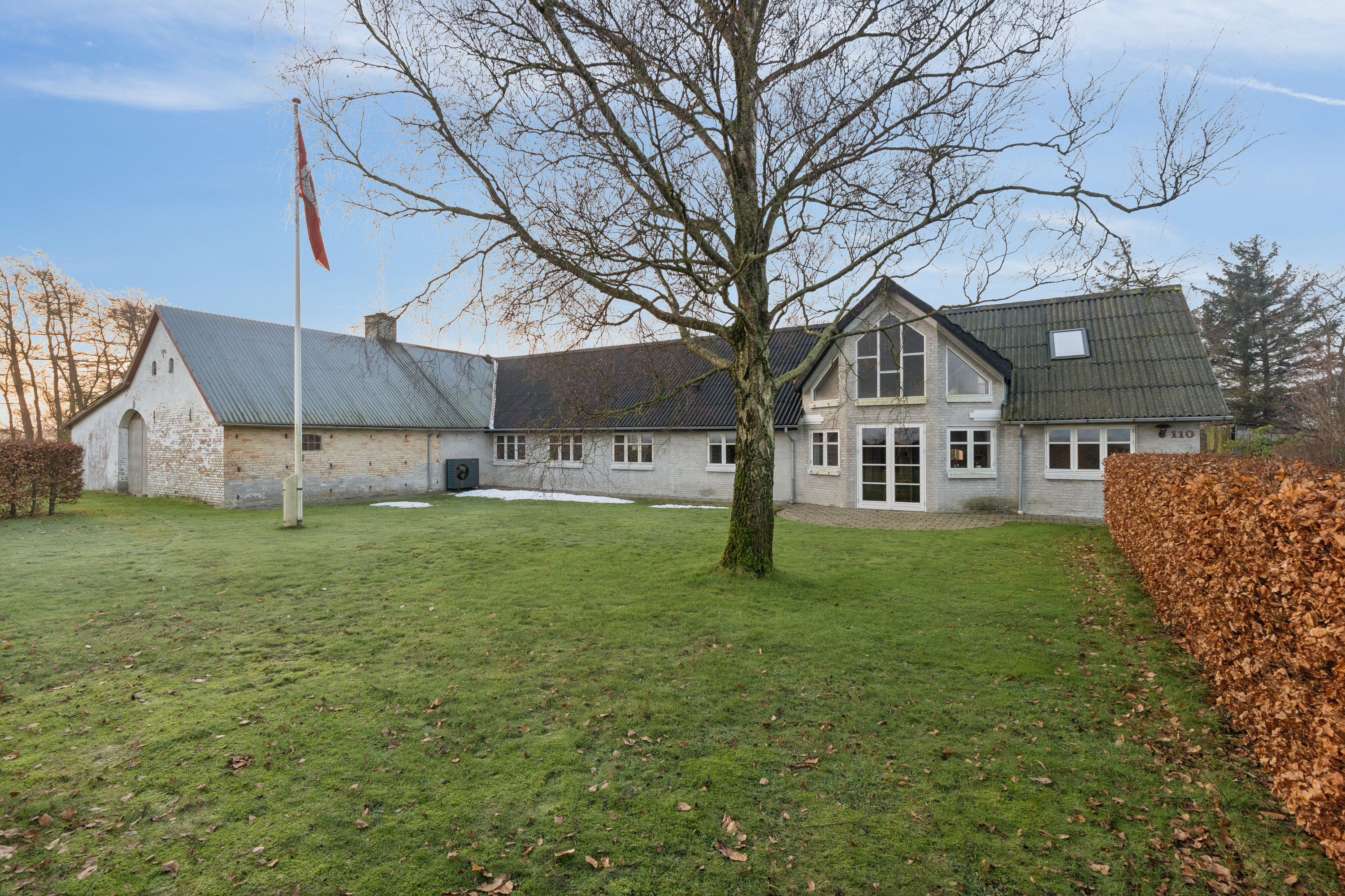 Fremhævet set fra haven billede i fuldskærmstilstand. Billede af Rønnovsholmvej 110, 9800 Hjørring