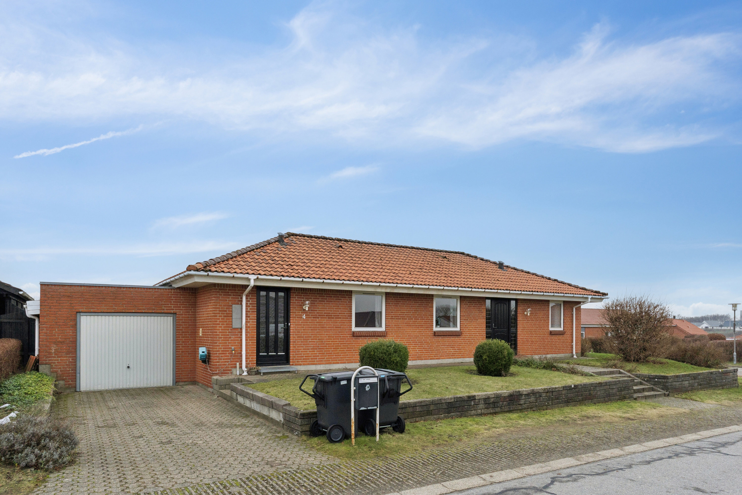 Fremhævet set fra vejen billede i fuldskærmstilstand. Billede af Nordvangen 4, 9870 Sindal