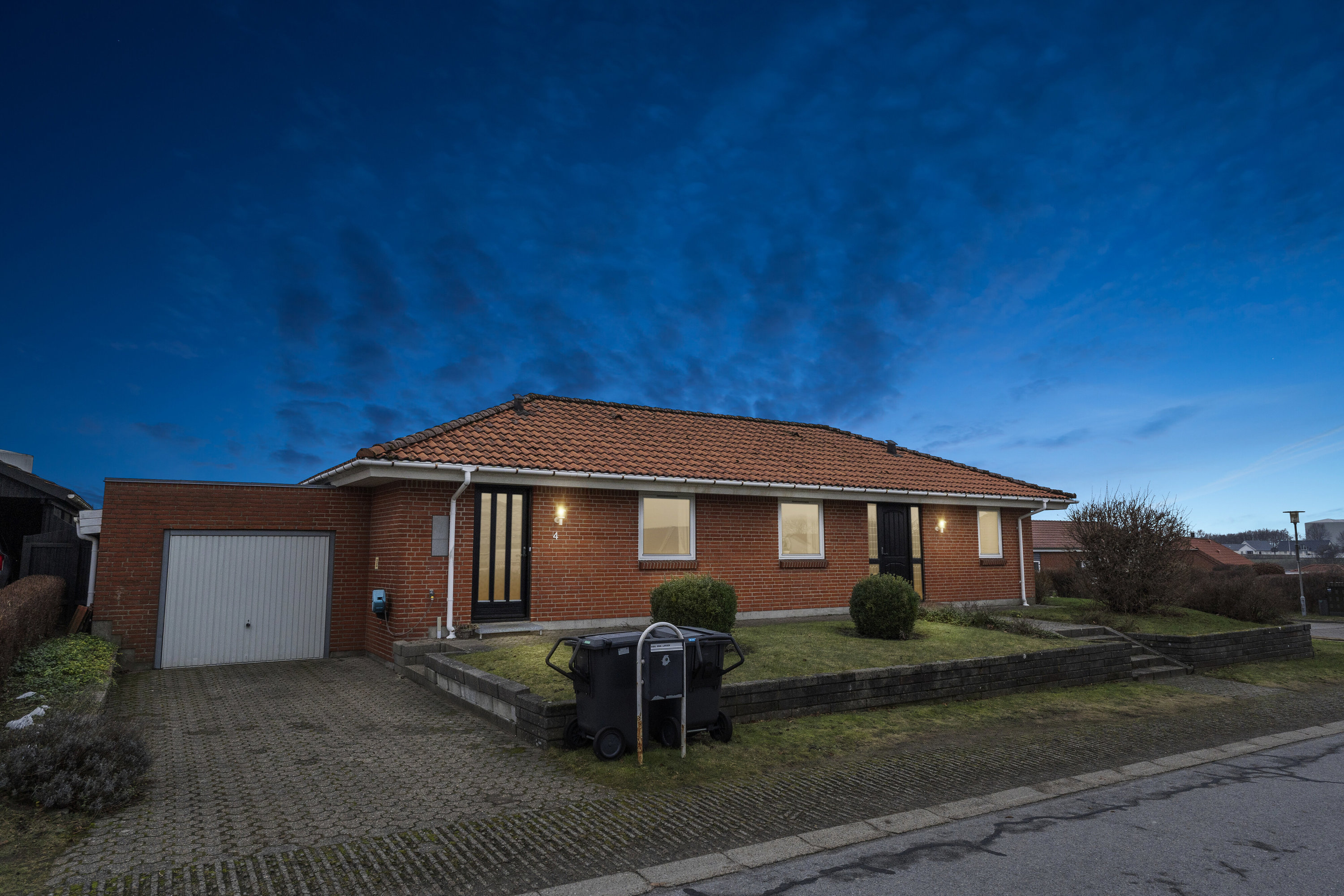 Fremhævet facade billede i fuldskærmstilstand. Billede af Nordvangen 4, 9870 Sindal