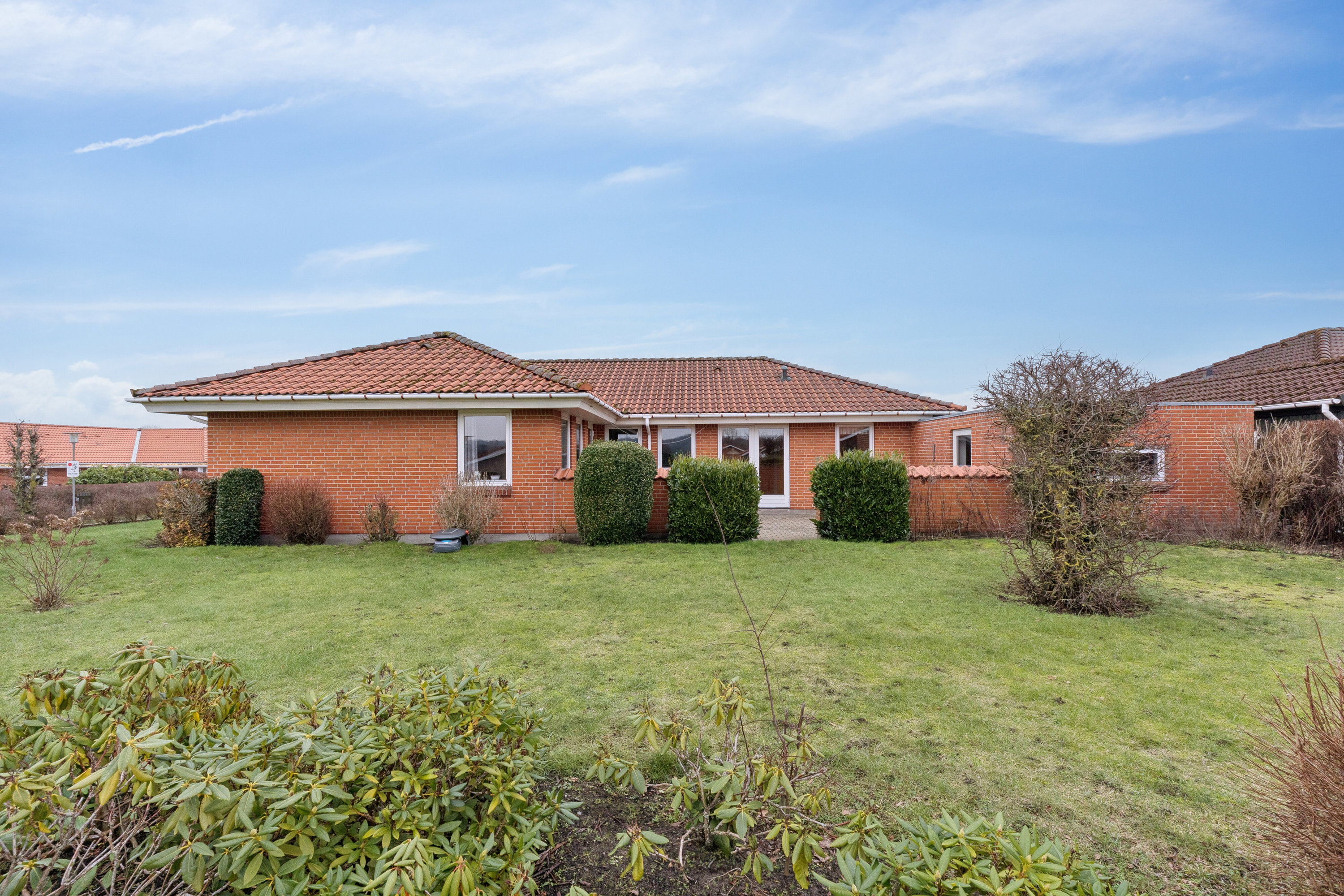 Fremhævet set fra haven billede i fuldskærmstilstand. Billede af Nordvangen 4, 9870 Sindal