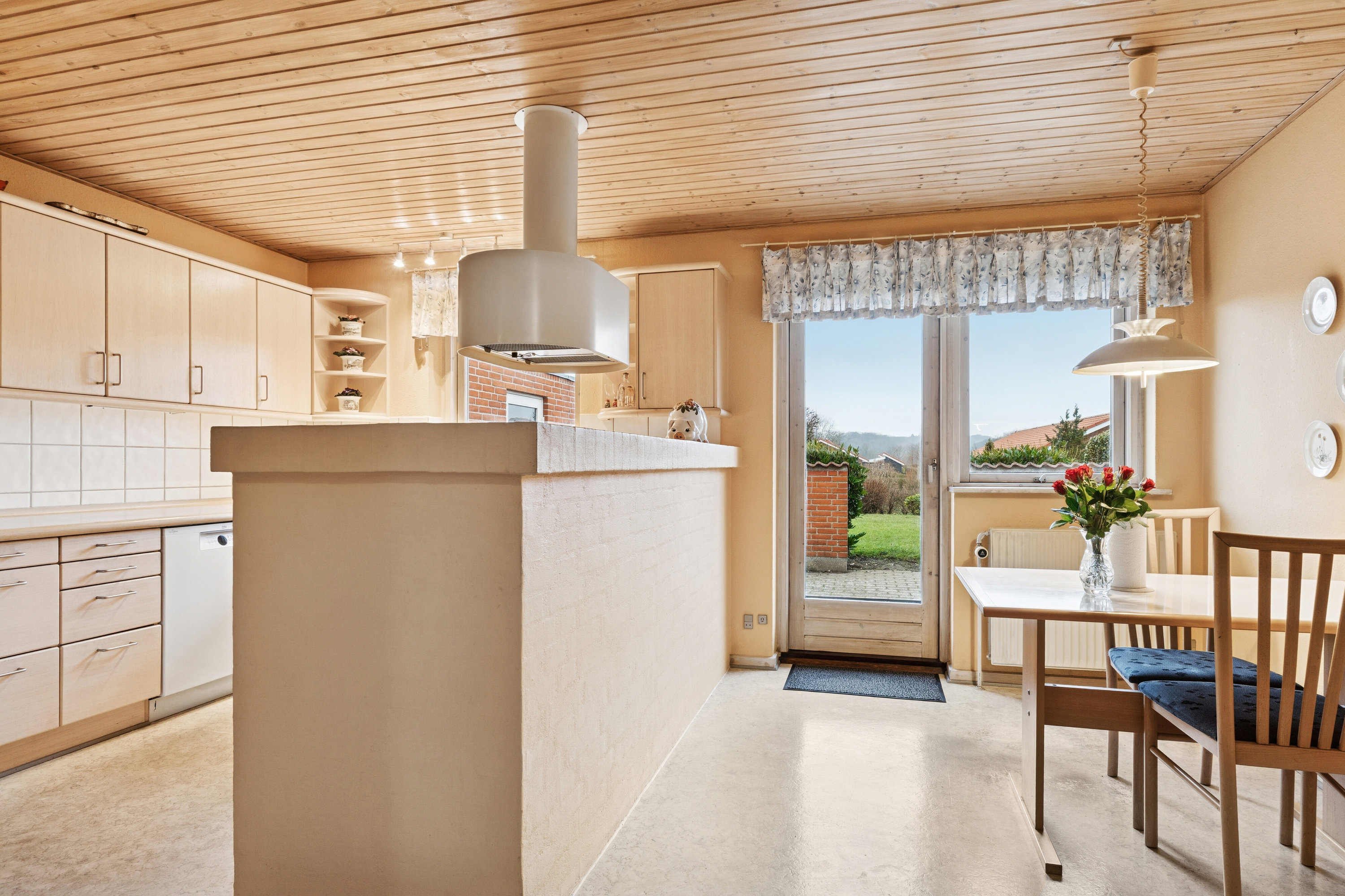 Fremhævet køkken billede i fuldskærmstilstand. Billede af Nordvangen 4, 9870 Sindal