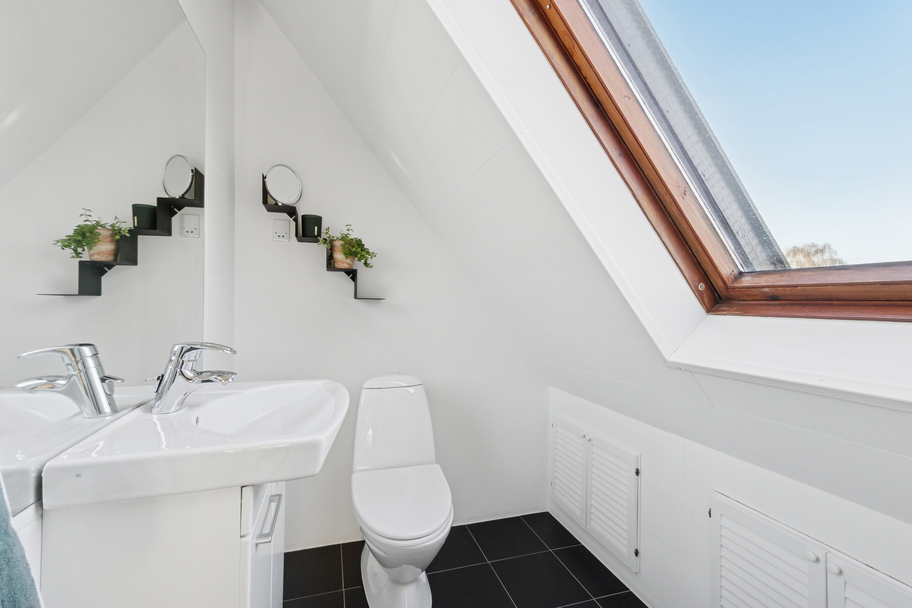 Fremhævet badeværelse billede i fuldskærmstilstand. Billede af Priamos Alle 5, 2650 Hvidovre