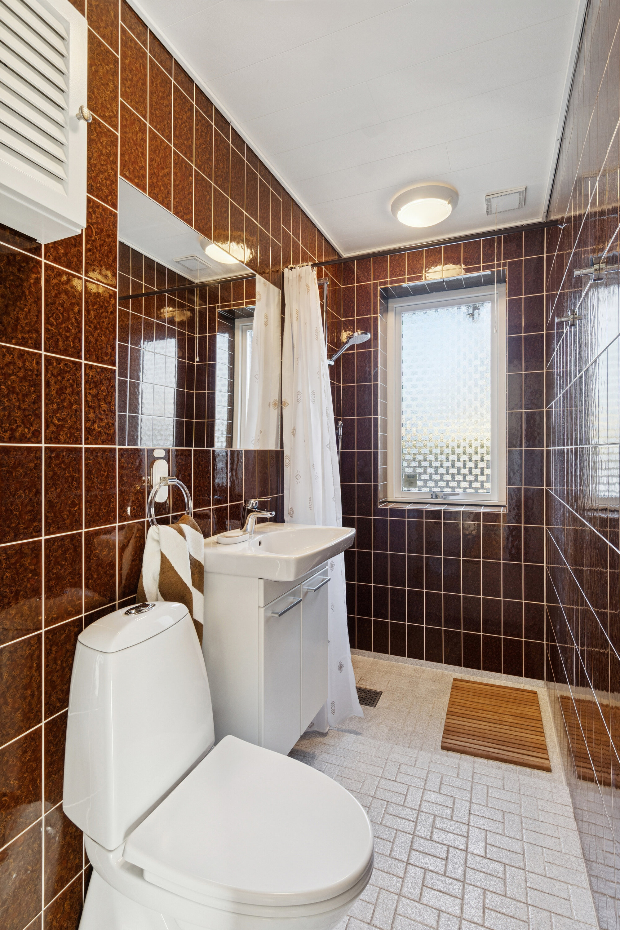 Fremhævet badeværelse billede i fuldskærmstilstand. Billede af Priamos Alle 5, 2650 Hvidovre