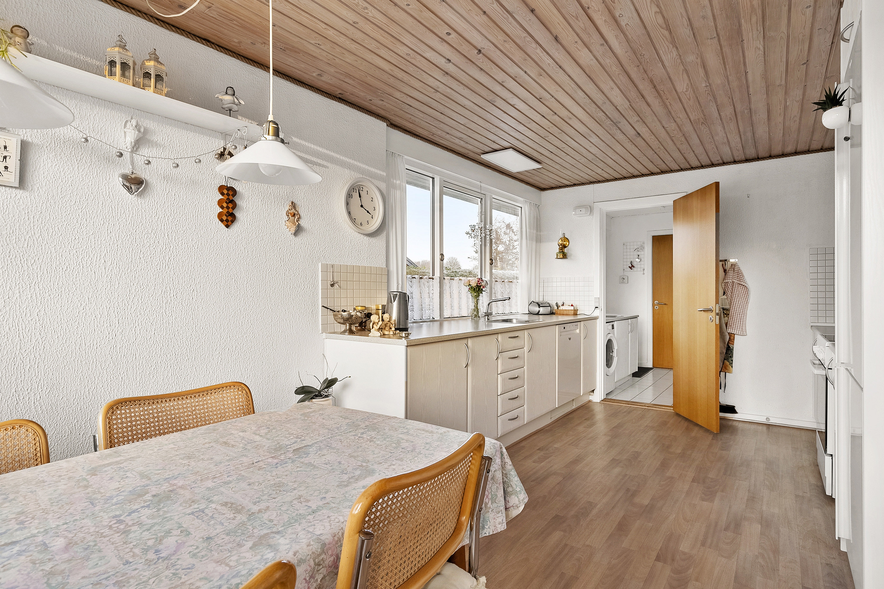 Fremhævet spisekøkken billede i fuldskærmstilstand. Billede af Bygvænget 3, Virring, 8660 Skanderborg