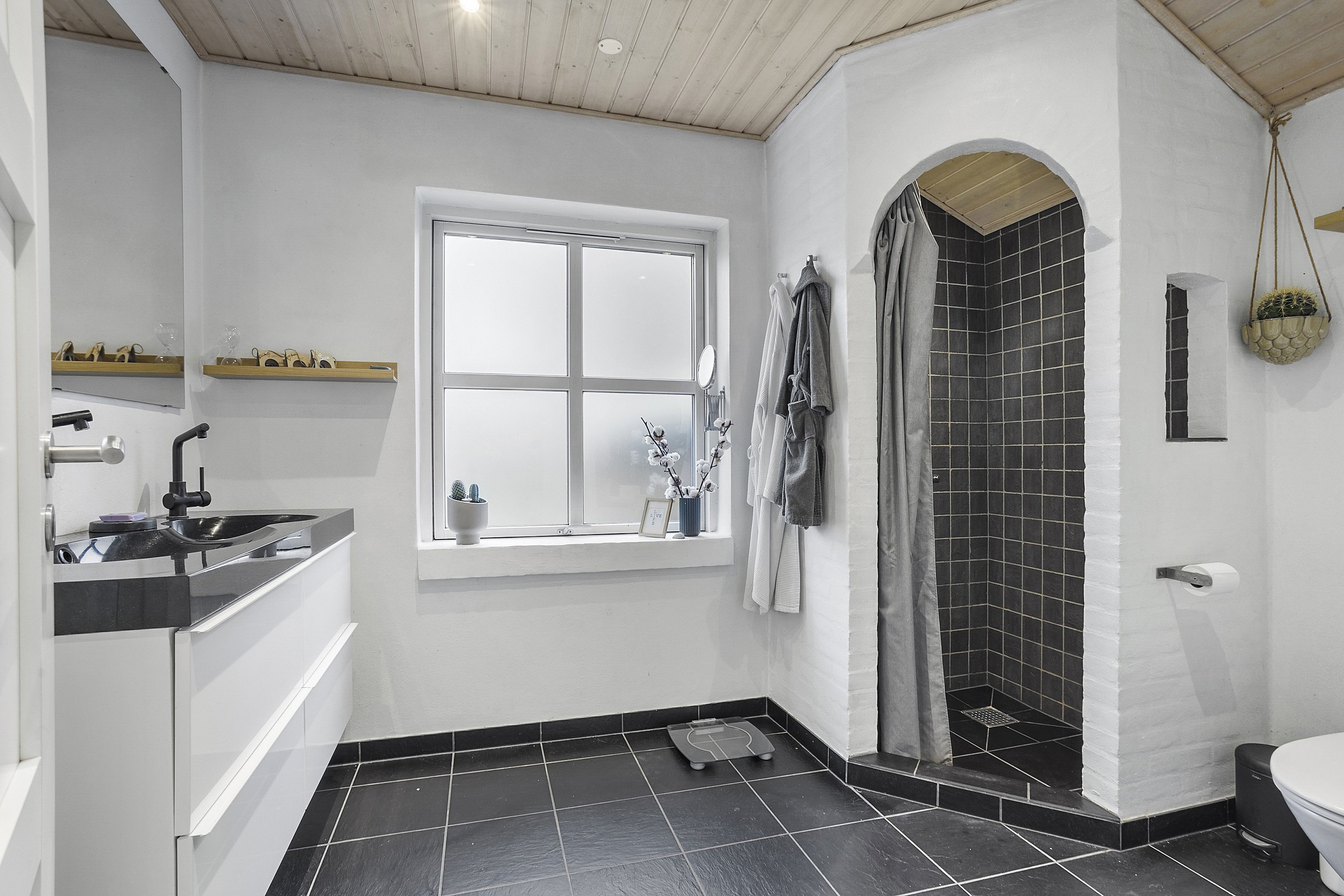 Miniaturebillede 2: badeværelse. Billede af Muhlesvej 13, 9800 Hjørring