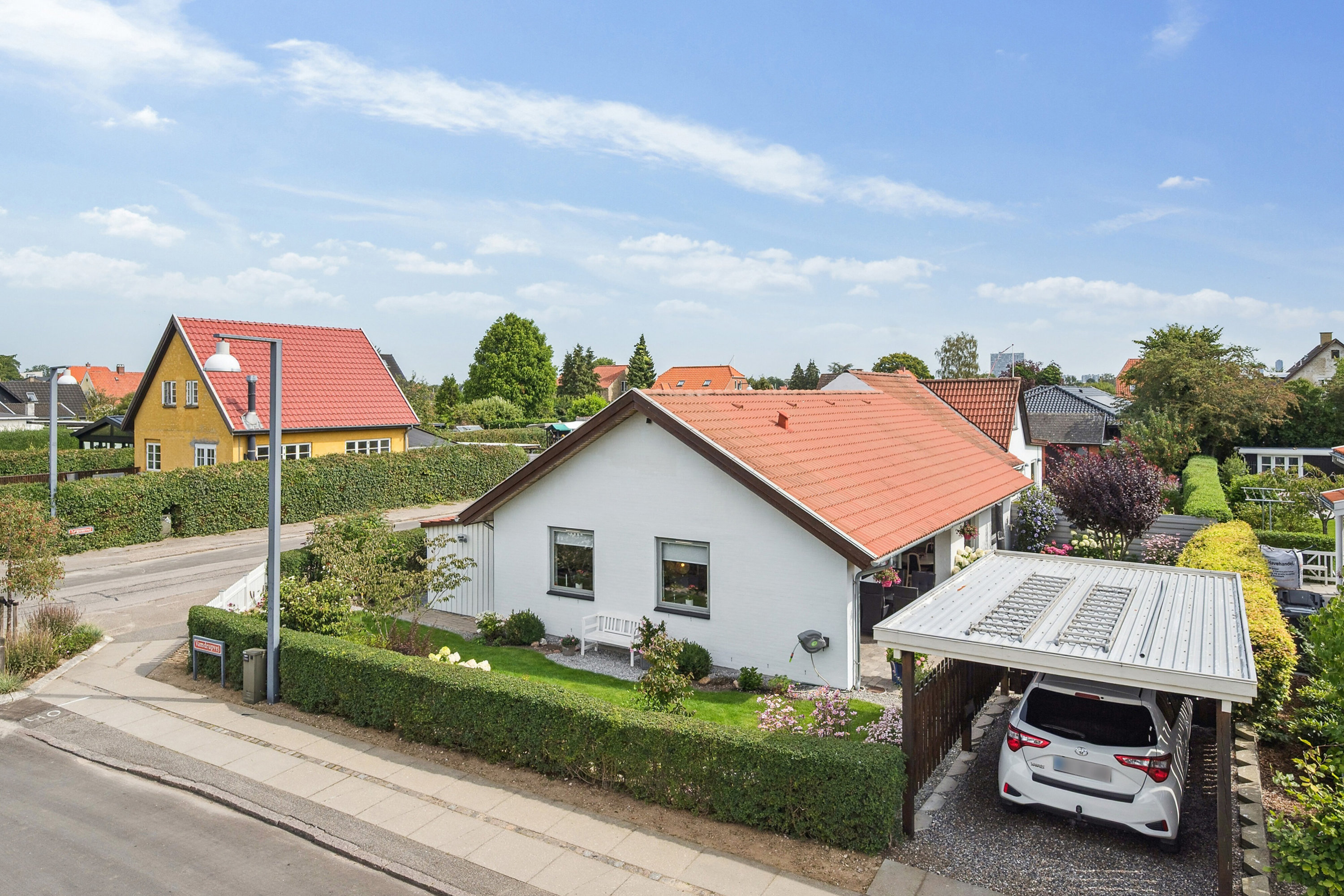 Fremhævet set fra vejen billede i fuldskærmstilstand. Billede af Løgumvej 23B, 2610 Rødovre