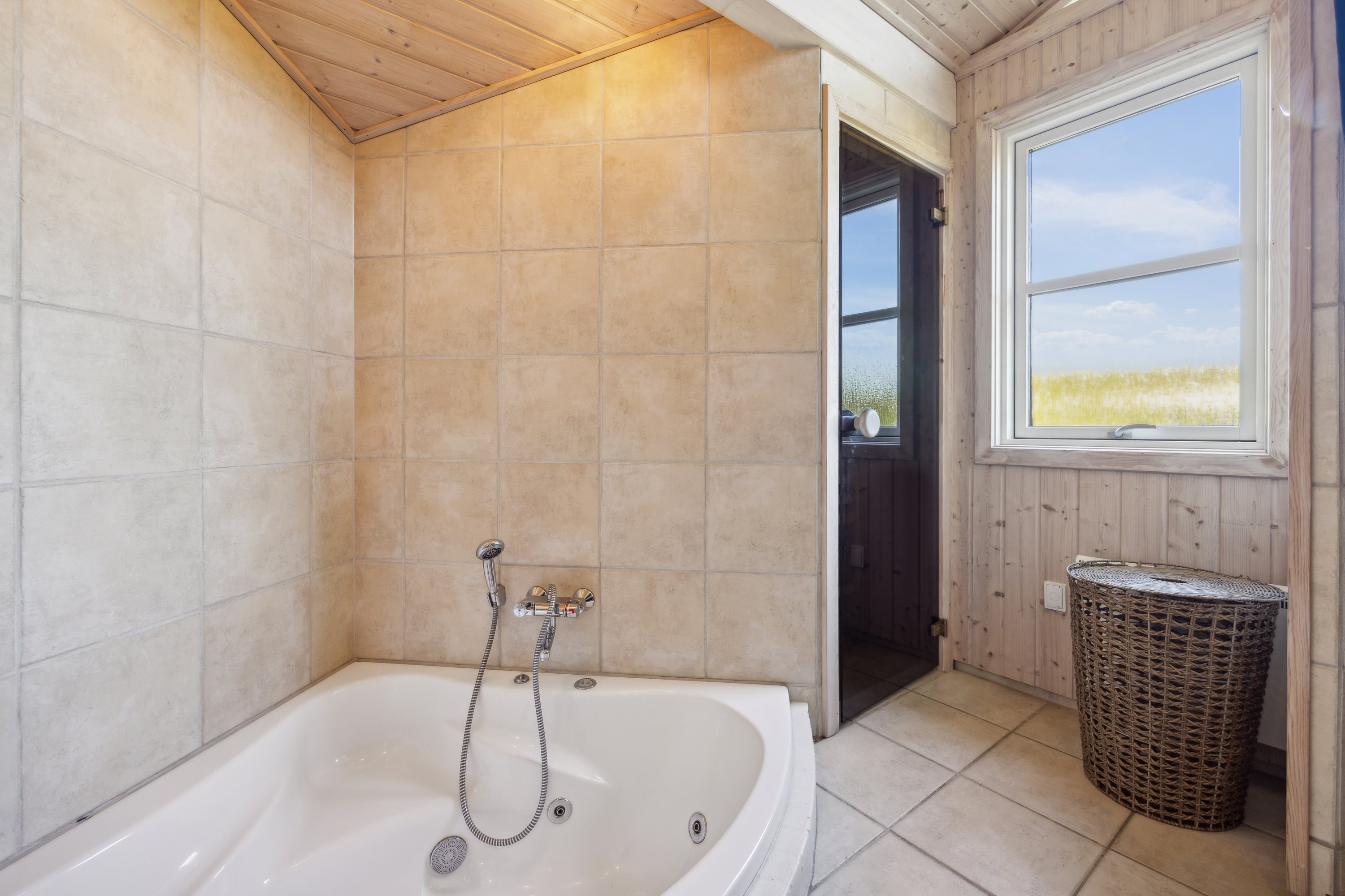 Fremhævet badeværelse billede i fuldskærmstilstand. Billede af Merkurvej 15, 9370 Hals