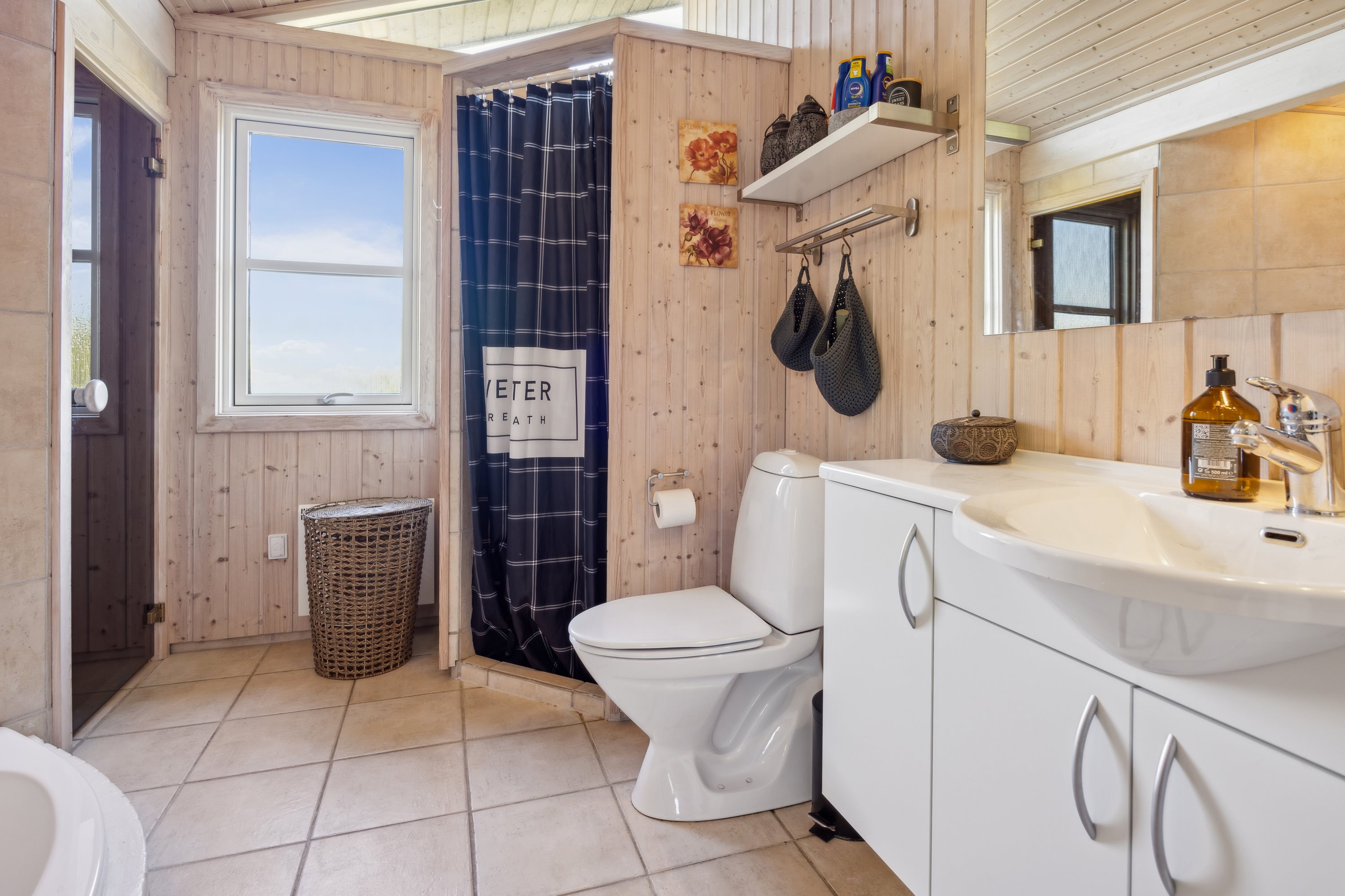 Fremhævet badeværelse billede i fuldskærmstilstand. Billede af Merkurvej 15, 9370 Hals