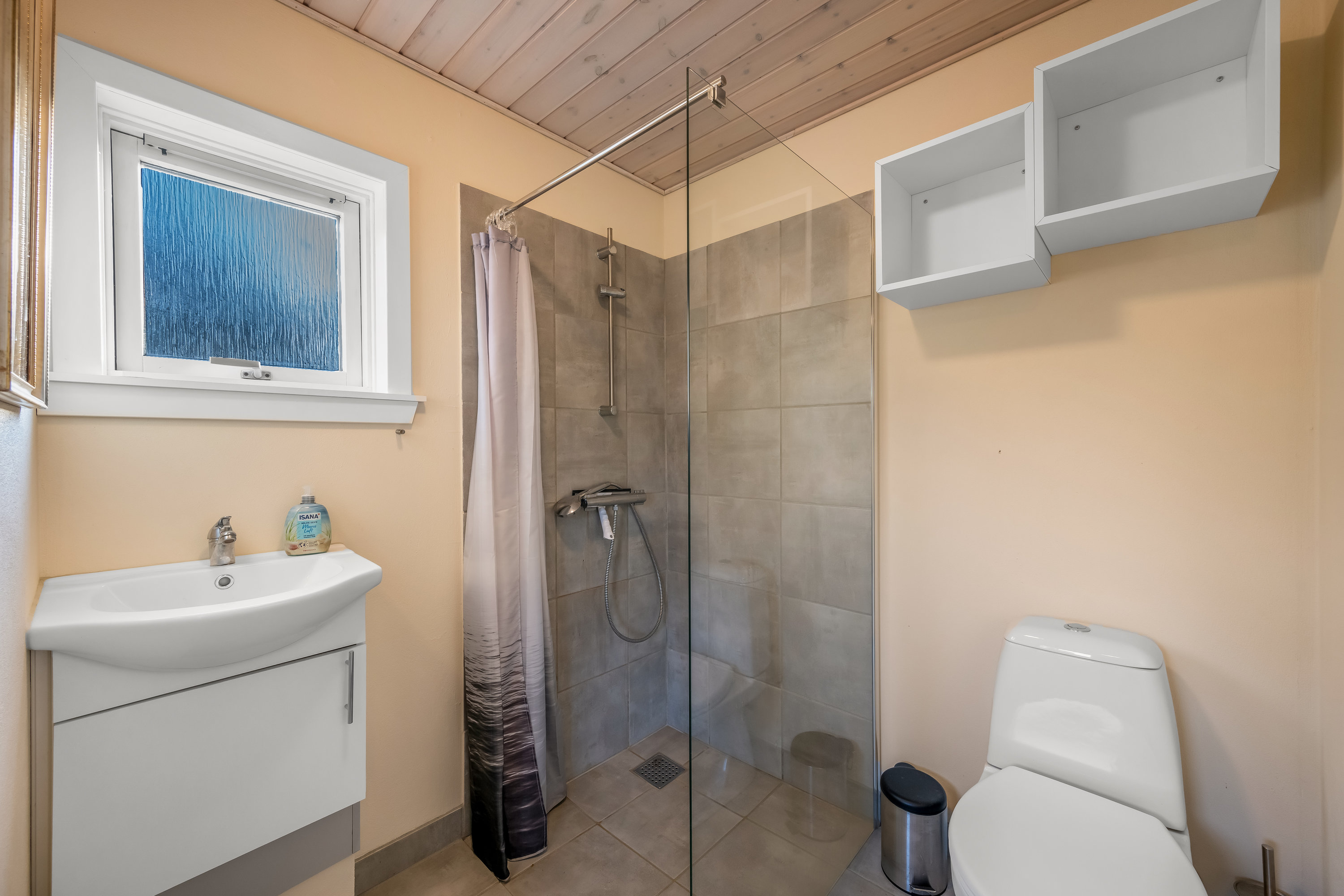 Fremhævet badeværelse i anneks billede i fuldskærmstilstand. Billede af Gyvelvej 10, Stauning, 6900 Skjern