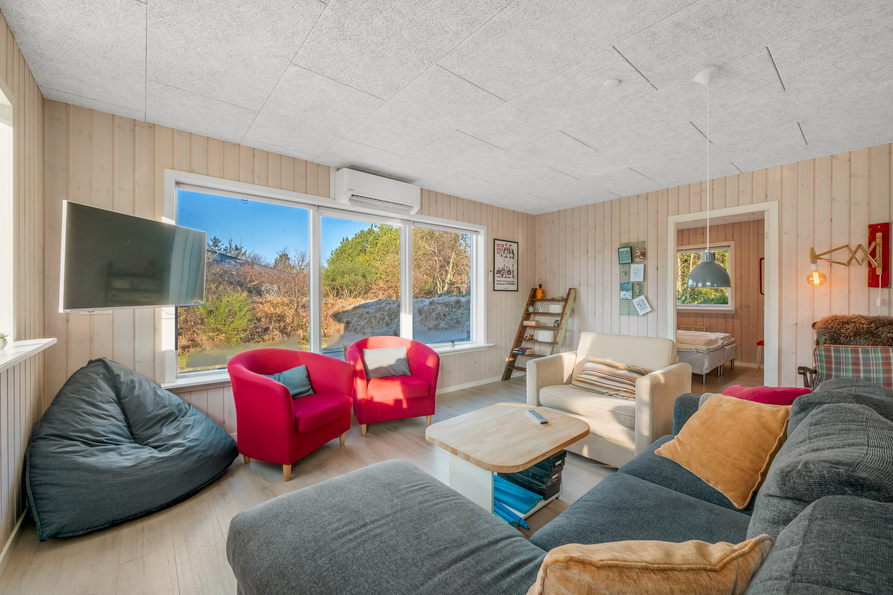 Fremhævet stue billede i fuldskærmstilstand. Billede af Gyvelvej 10, Stauning, 6900 Skjern