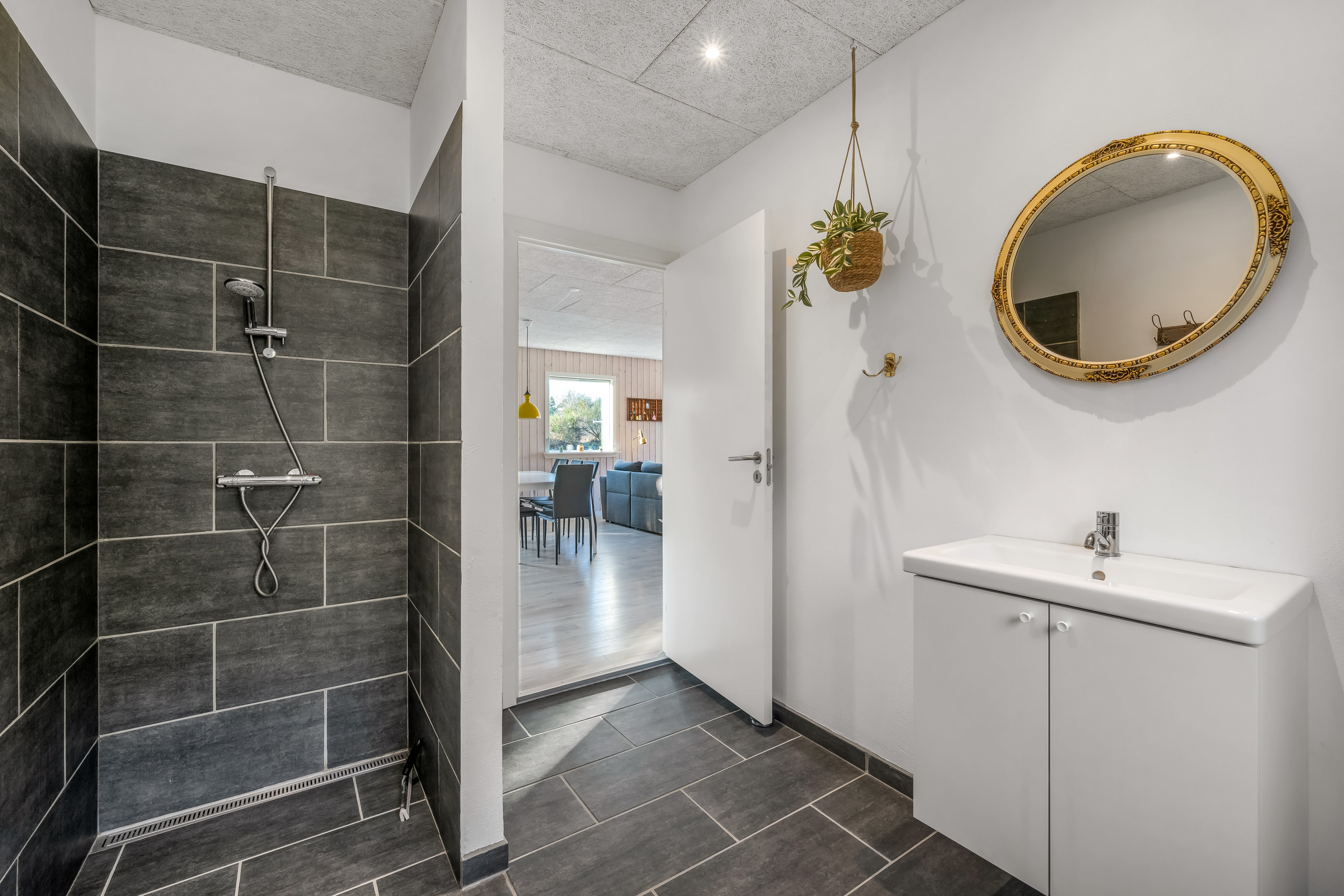 Fremhævet badeværelse billede i fuldskærmstilstand. Billede af Gyvelvej 10, Stauning, 6900 Skjern