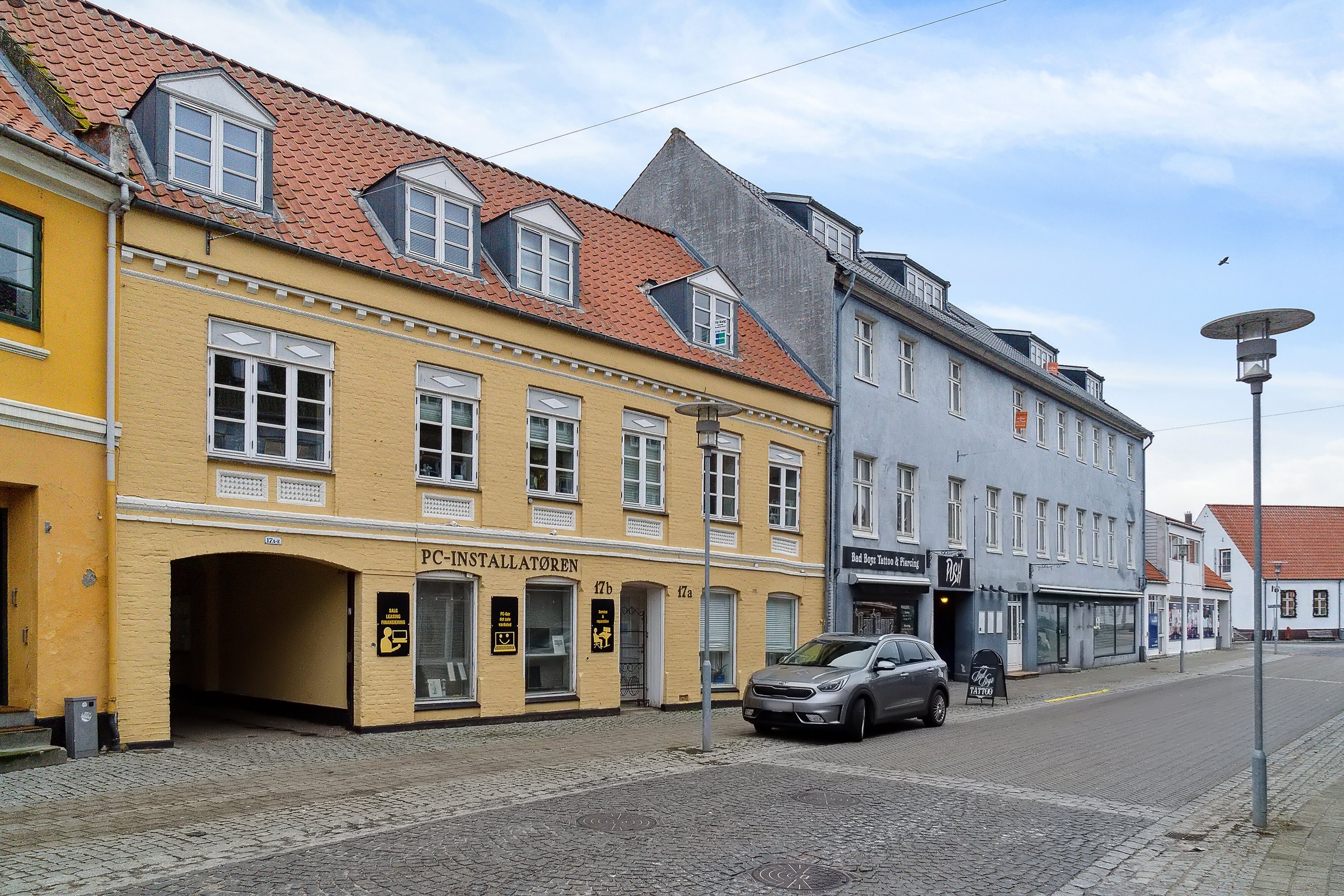 Miniaturebillede 1: set fra vejen. Billede af Havnegade 17C, 2. tv., 3600 Frederikssund