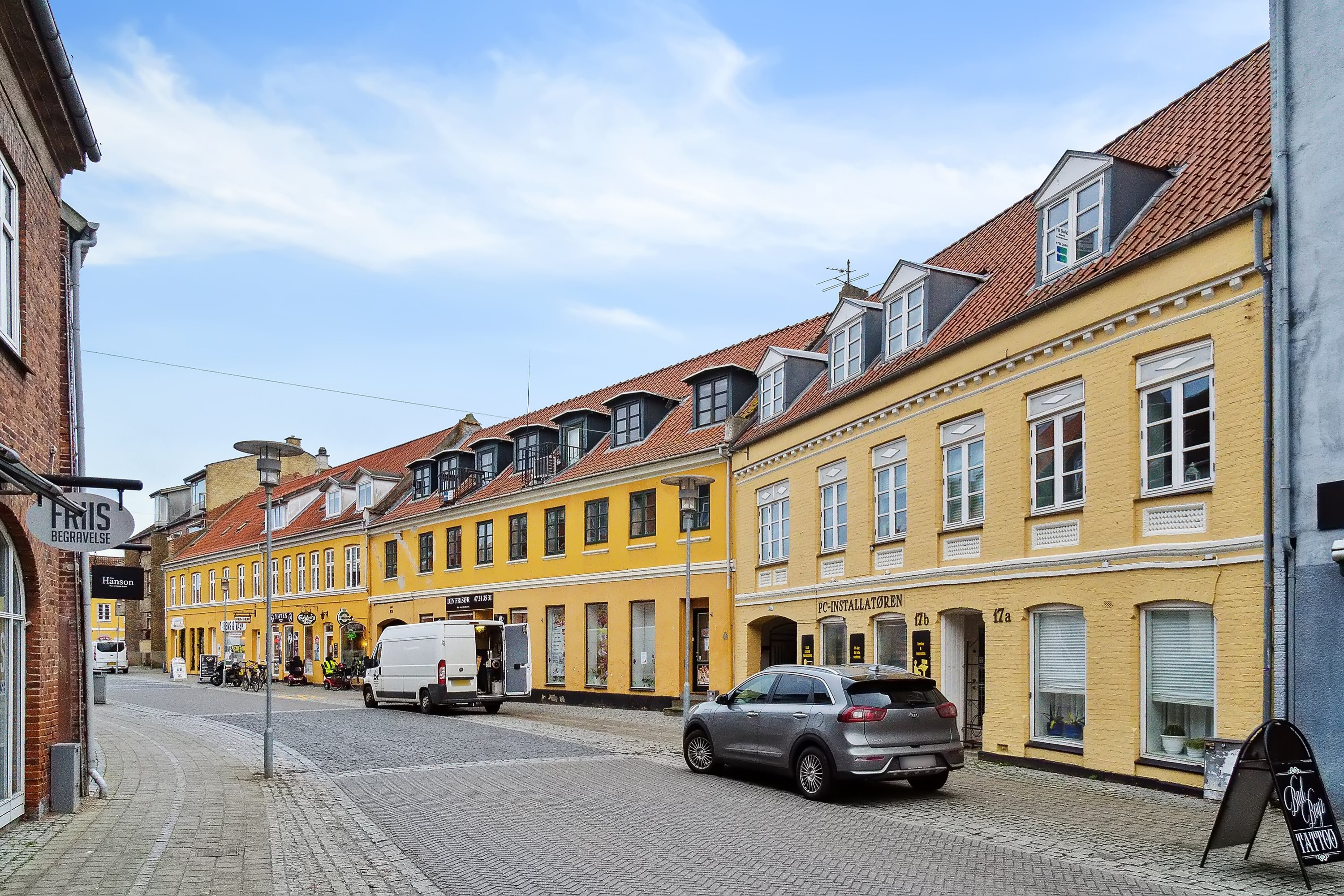 Miniaturebillede 2: set fra vejen. Billede af Havnegade 17C, 2. tv., 3600 Frederikssund