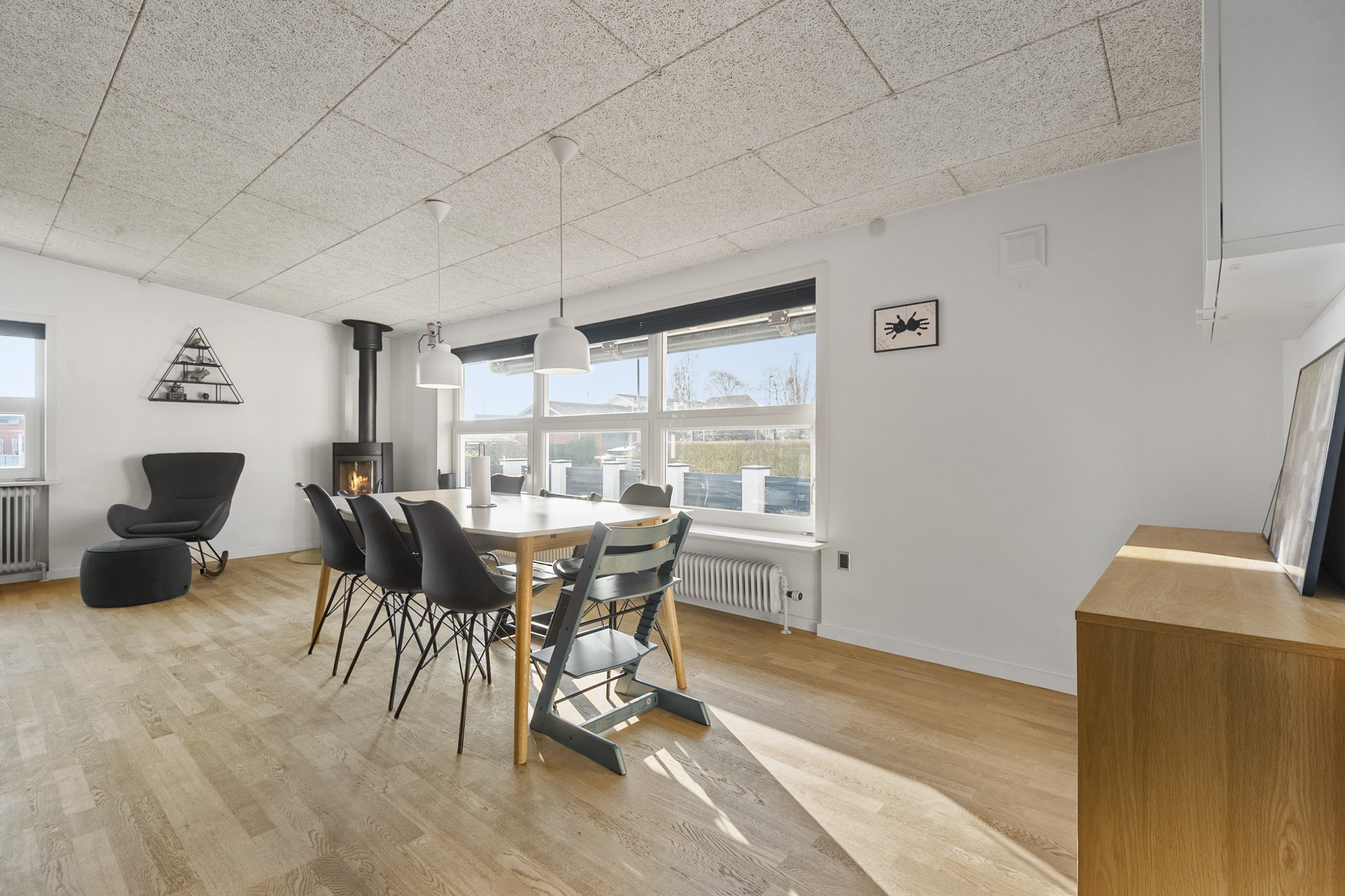 Fremhævet stue billede i fuldskærmstilstand. Billede af Spættevej 3, 6851 Janderup Vestj