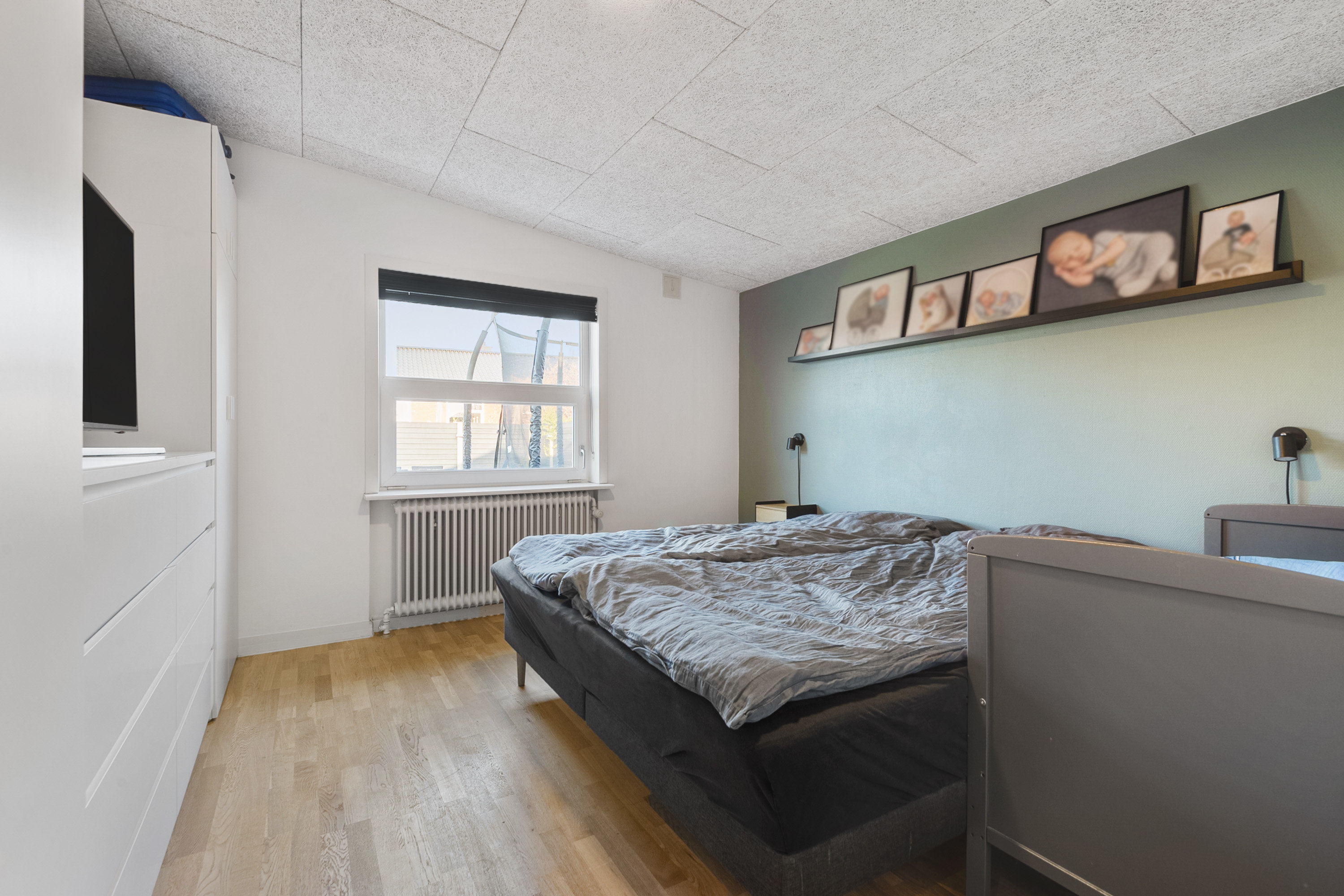 Fremhævet soveværelse billede i fuldskærmstilstand. Billede af Spættevej 3, 6851 Janderup Vestj