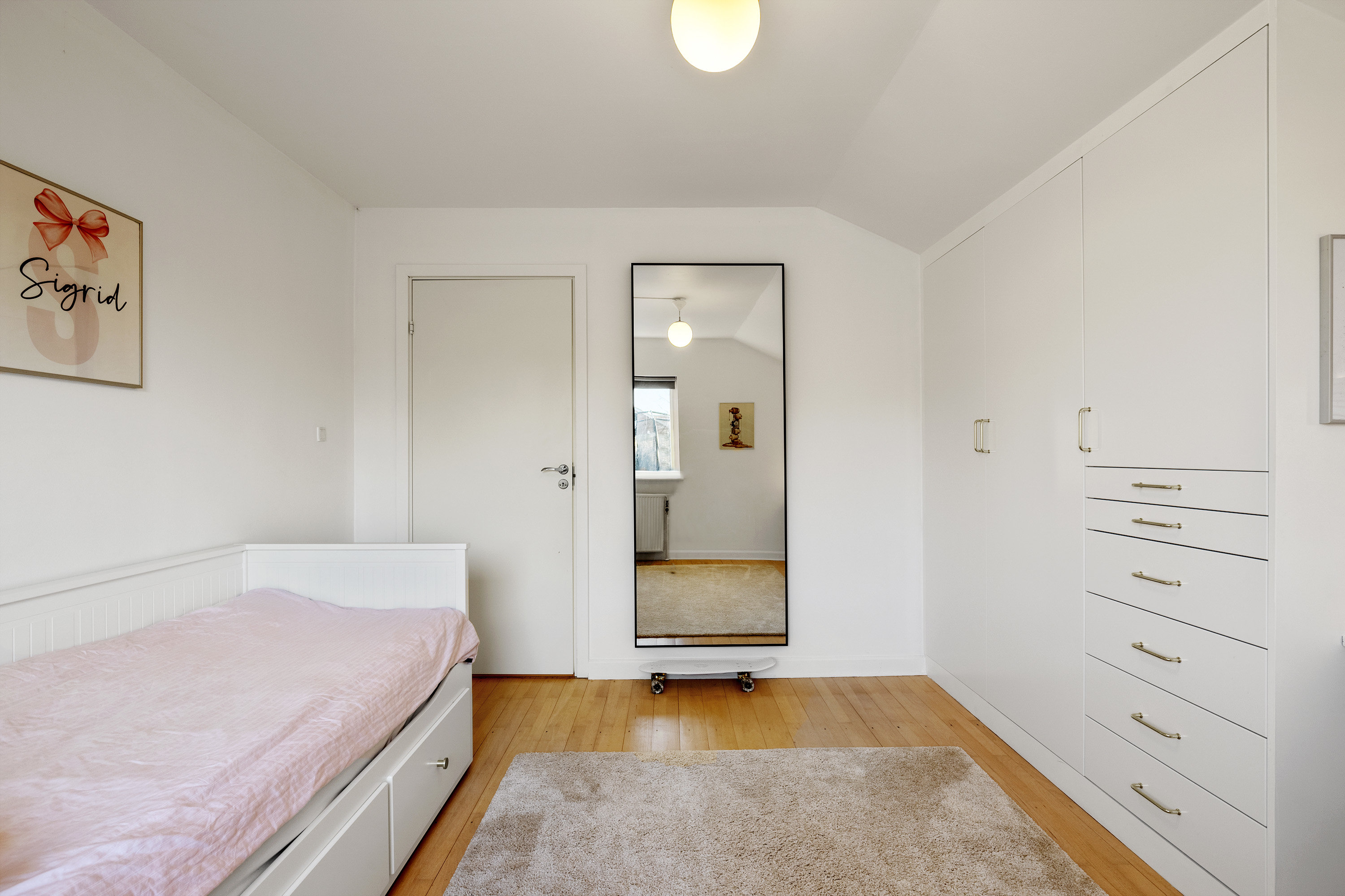 Fremhævet soveværelse billede i fuldskærmstilstand. Billede af Hyldegårdsvej 8, Seden, 5240 Odense NØ