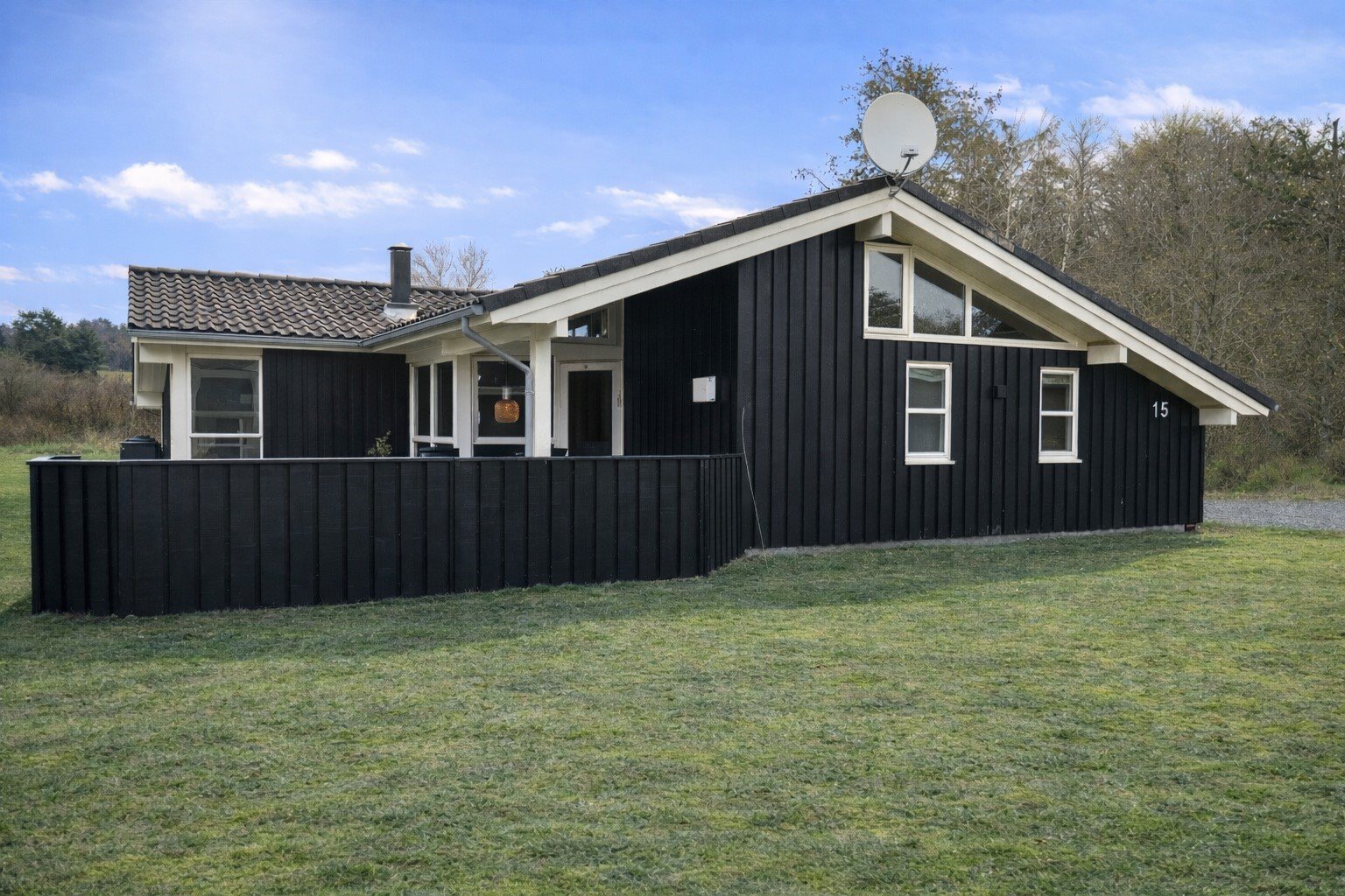 Fremhævet facade billede i fuldskærmstilstand. Billede af Merkurvej 15, 9370 Hals