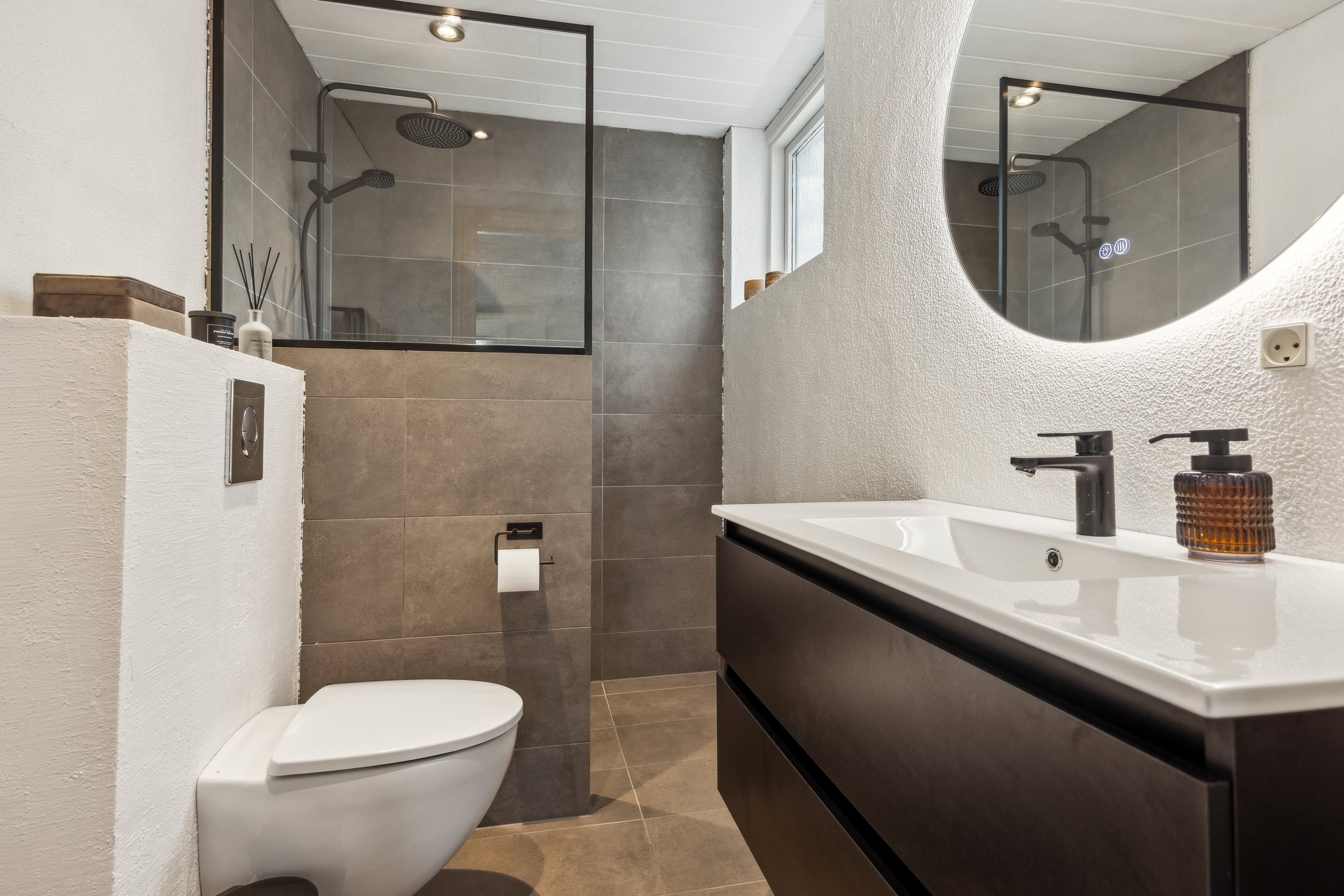 Fremhævet badeværelse billede i fuldskærmstilstand. Billede af Fresiavej 6, 9800 Hjørring