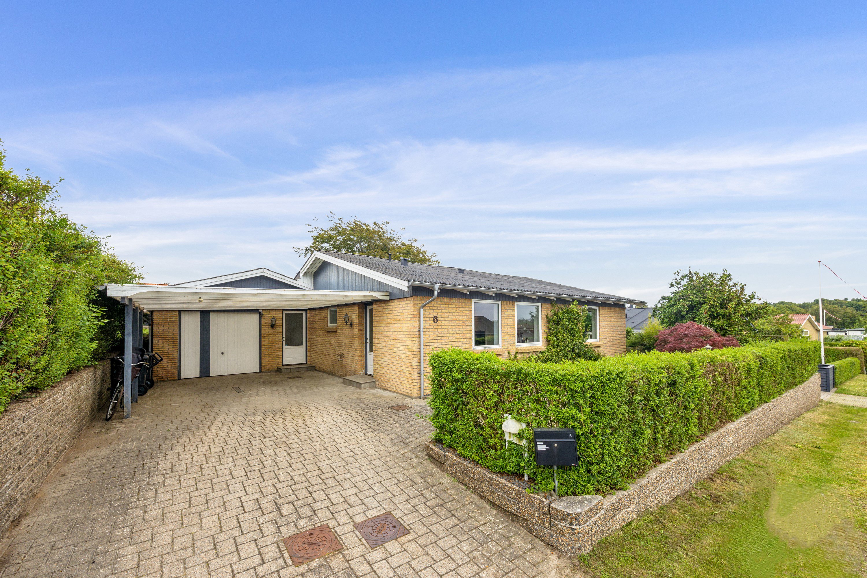 Miniaturebillede 1: set fra vejen. Billede af Fresiavej 6, 9800 Hjørring