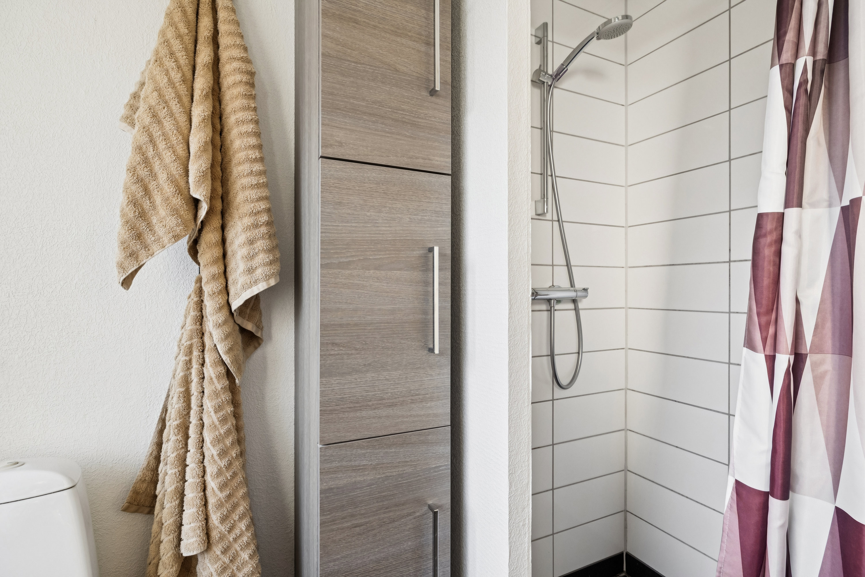 Fremhævet badeværelse billede i fuldskærmstilstand. Billede af Engvej 9C, Hobro By, 9500 Hobro