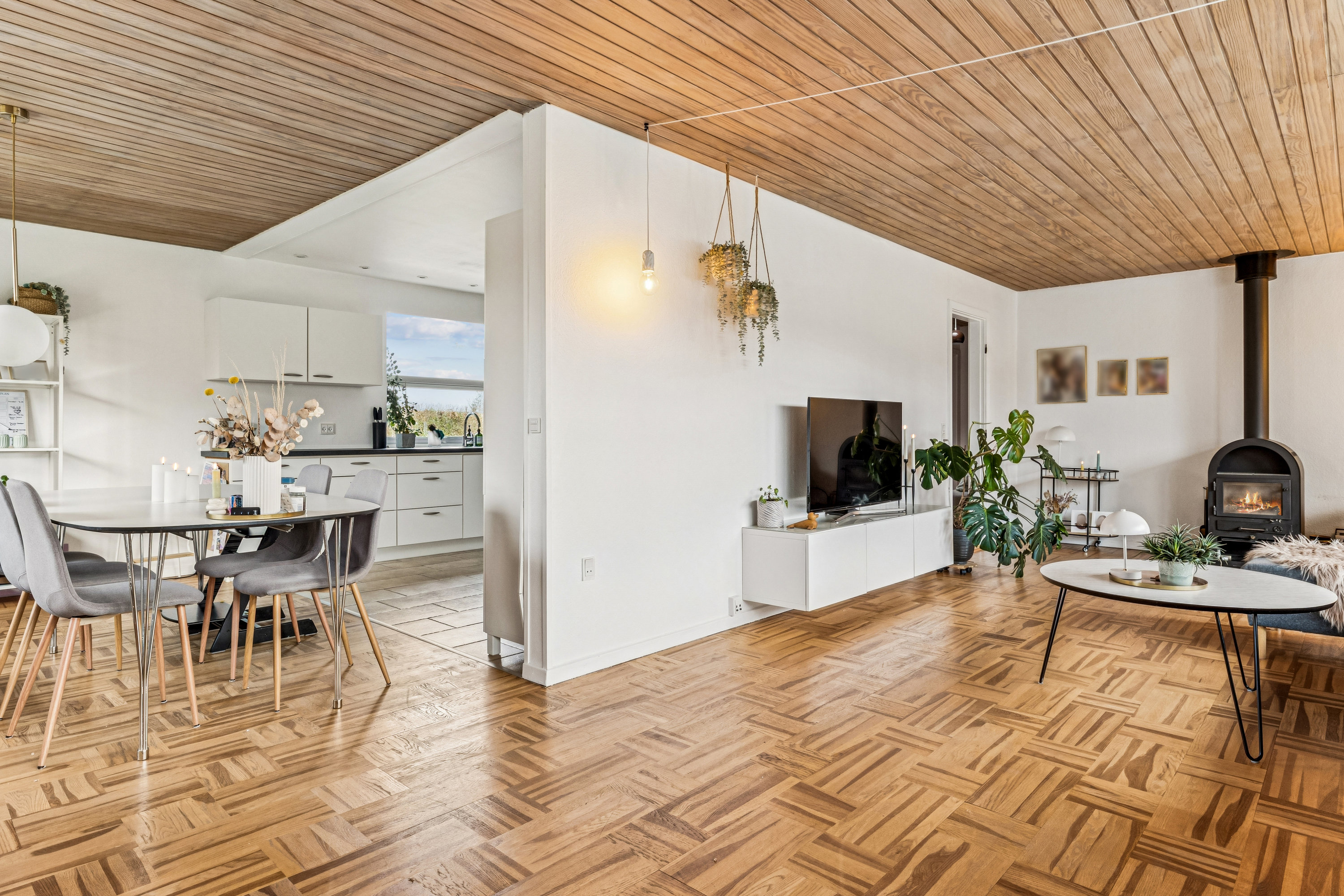 Fremhævet stue billede i fuldskærmstilstand. Billede af Lindalsbakken 23, 9560 Hadsund