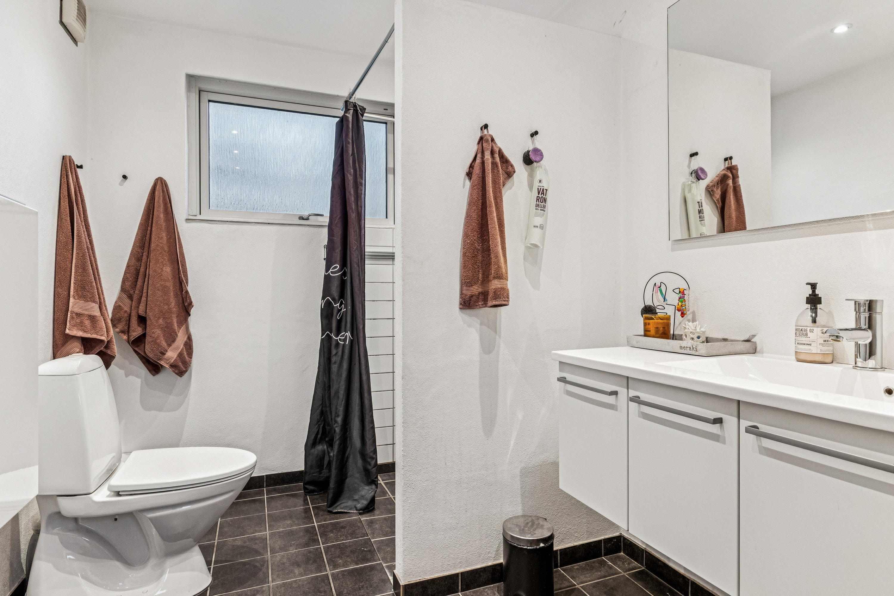 Fremhævet badeværelse billede i fuldskærmstilstand. Billede af Lindalsbakken 23, 9560 Hadsund