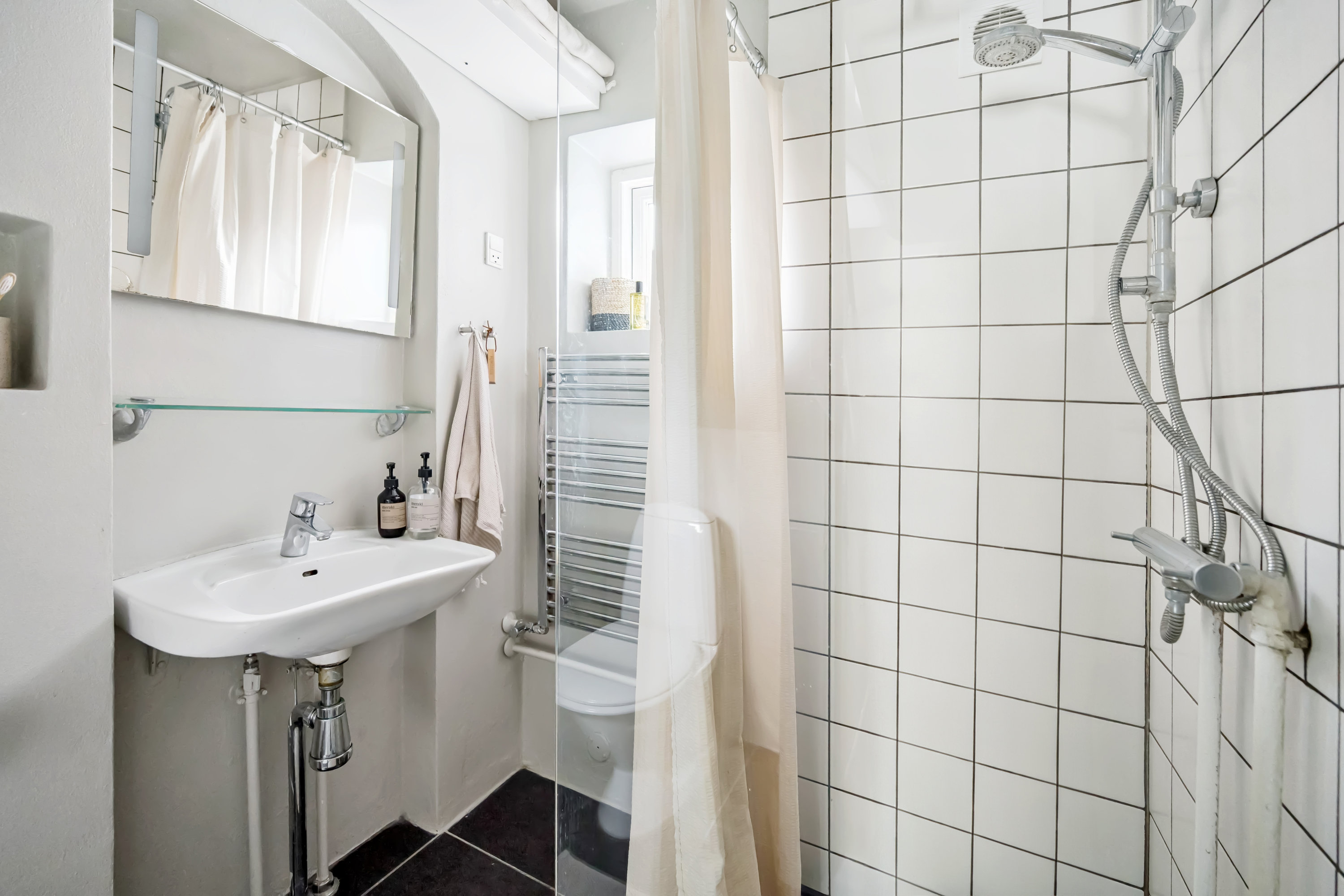 Fremhævet badeværelse billede i fuldskærmstilstand. Billede af Kærlighedsstien 5+5A, 8000 Aarhus C