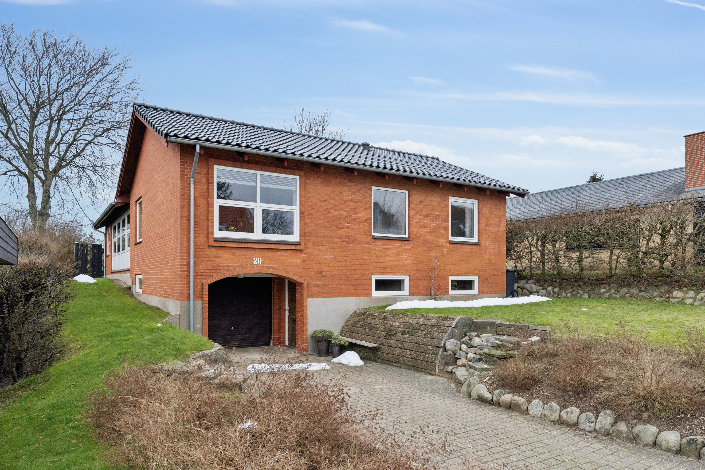 Villa: Set fra vejen på Kærvej 20, 9800 Hjørring