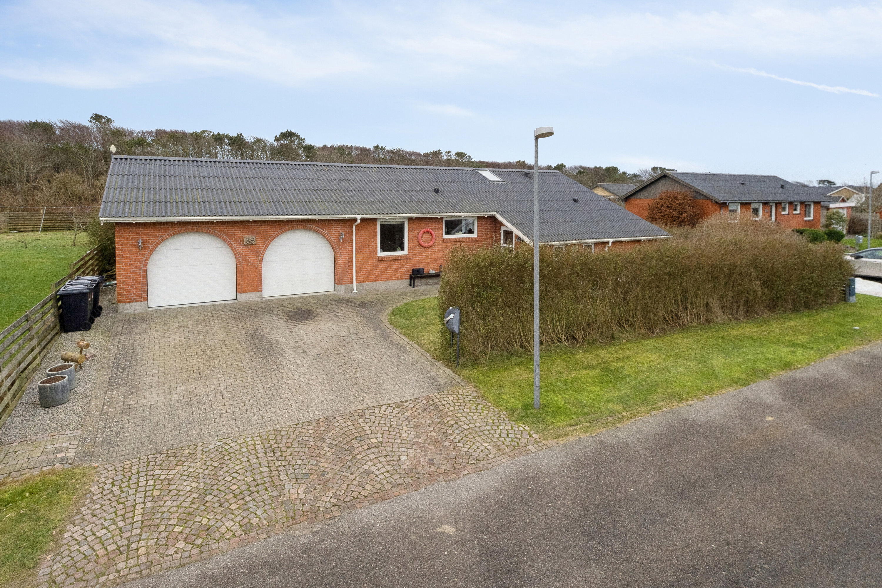 Villa: Set fra vejen på Floravænget 38, 7730 Hanstholm