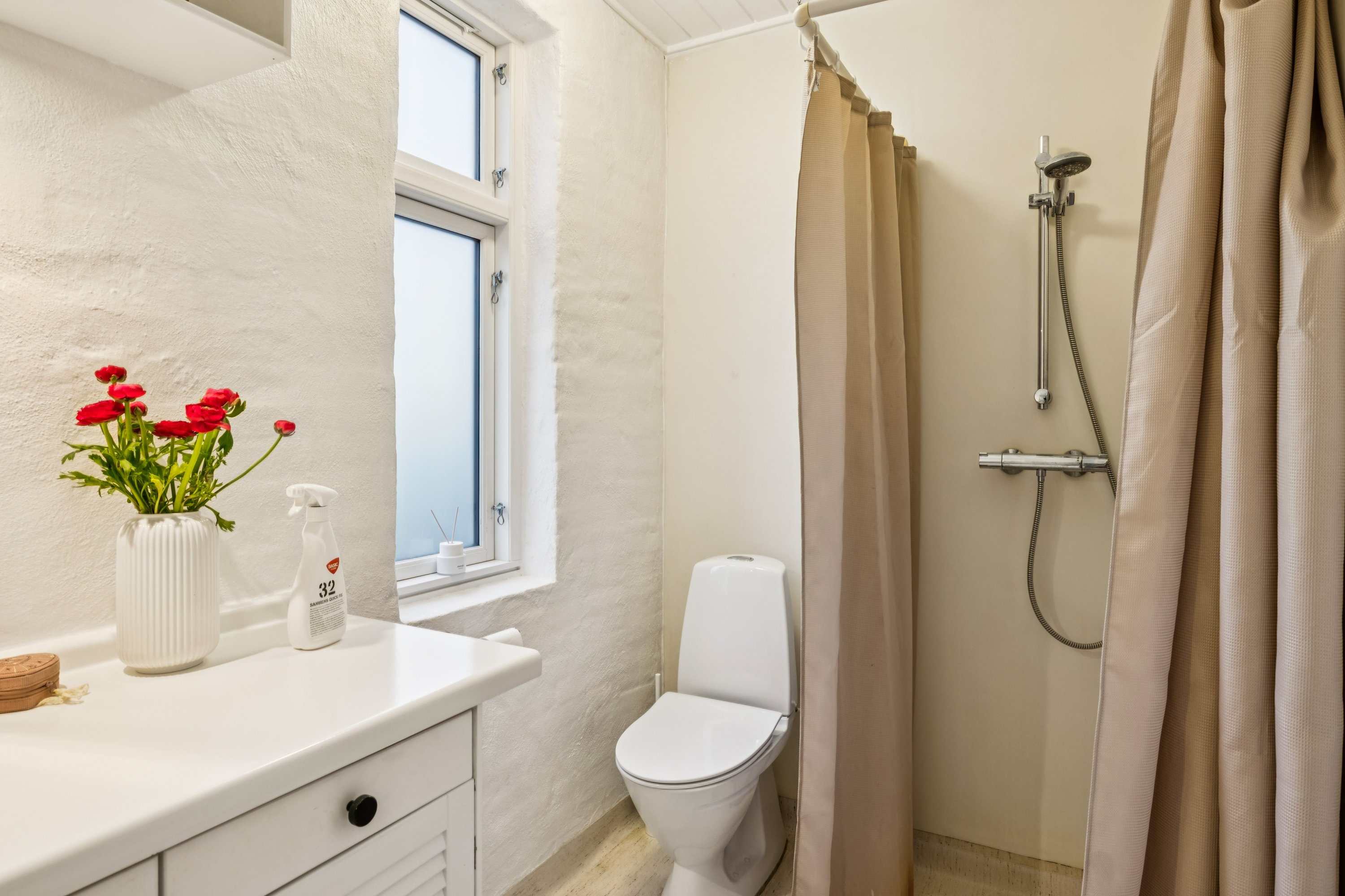 Fremhævet badeværelse billede i fuldskærmstilstand. Billede af Molsvej 15, 8410 Rønde