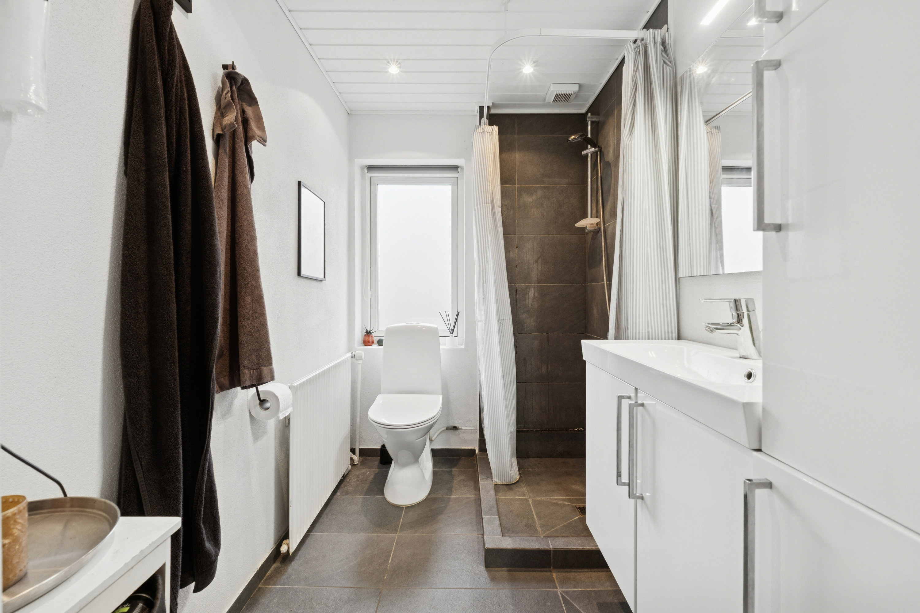 Fremhævet badeværelse billede i fuldskærmstilstand. Billede af Bøgevej 10, 5800 Nyborg