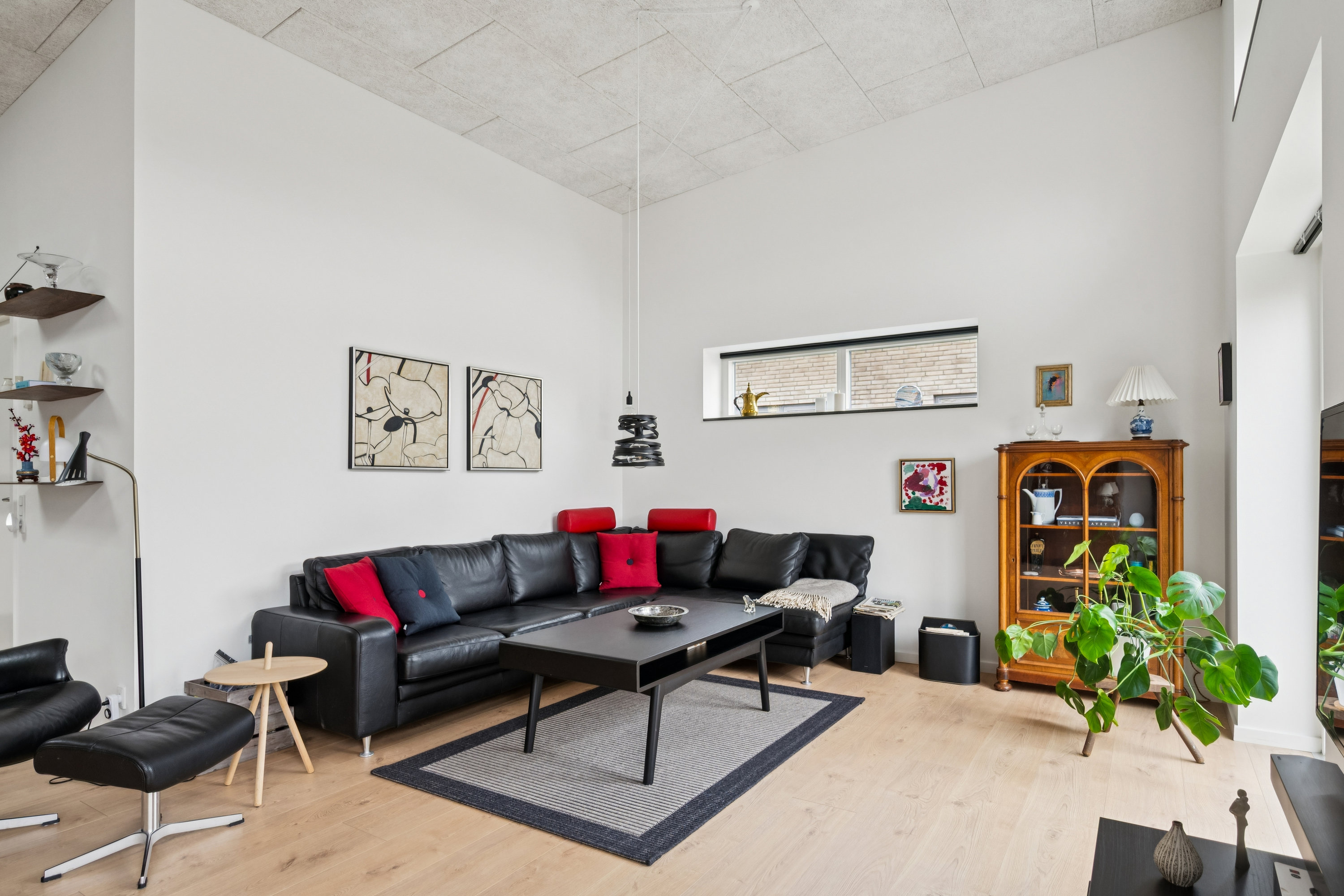 Fremhævet stue billede i fuldskærmstilstand. Billede af Ambolten 22, Norring, 8382 Hinnerup