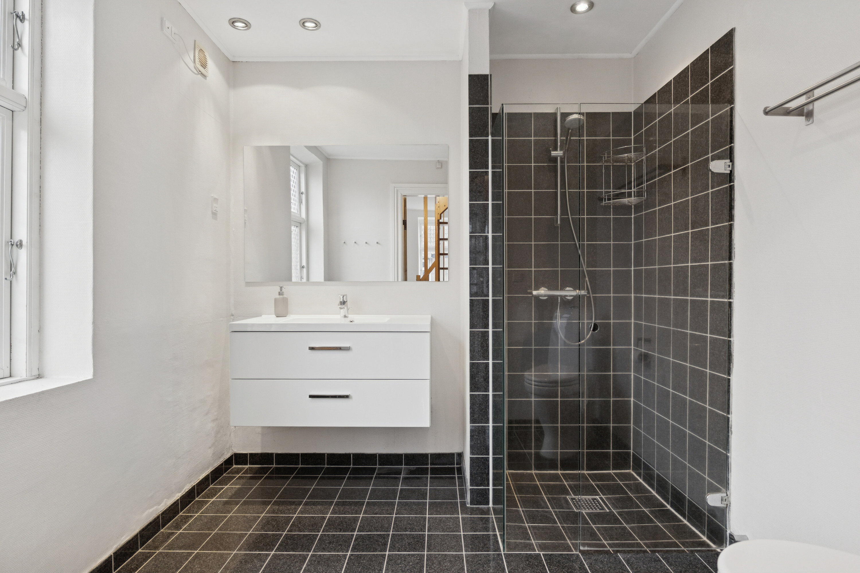 Fremhævet badeværelse billede i fuldskærmstilstand. Billede af Skovbogade 23, 4000 Roskilde