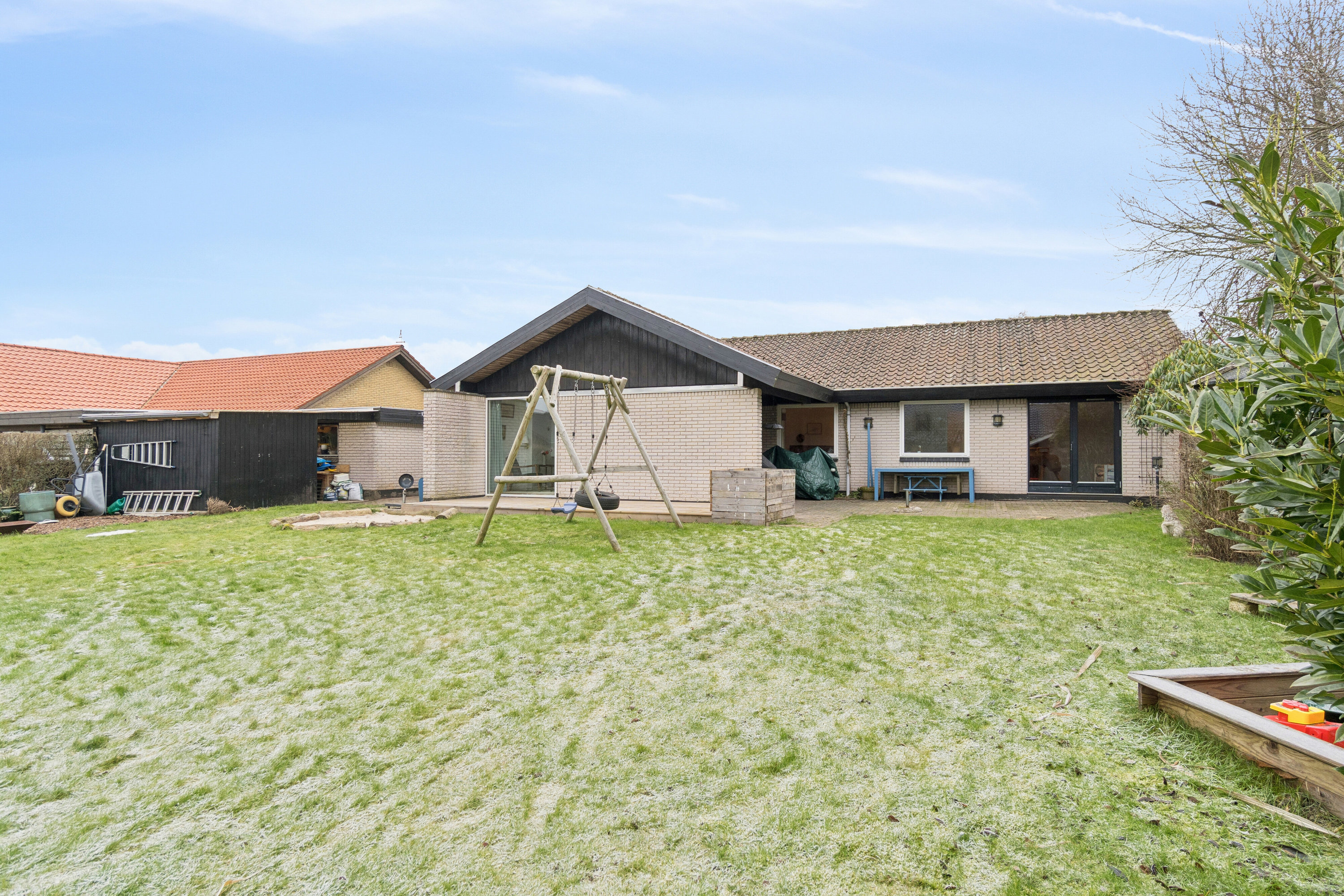 Fremhævet set fra haven billede i fuldskærmstilstand. Billede af Akacieparken 32, 7430 Ikast