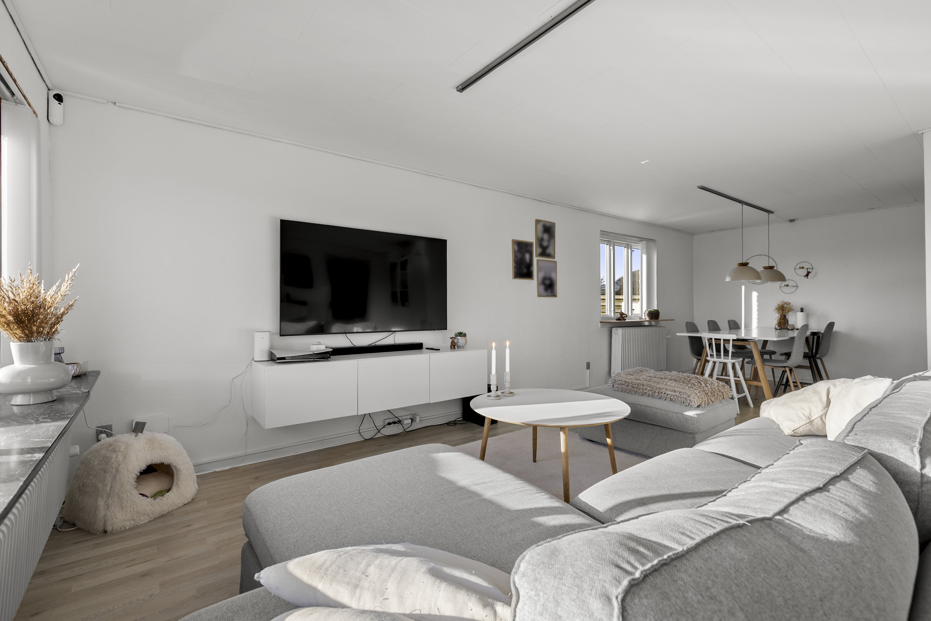 Fremhævet stue billede i fuldskærmstilstand. Billede af Husrækken 1A, 4180 Sorø