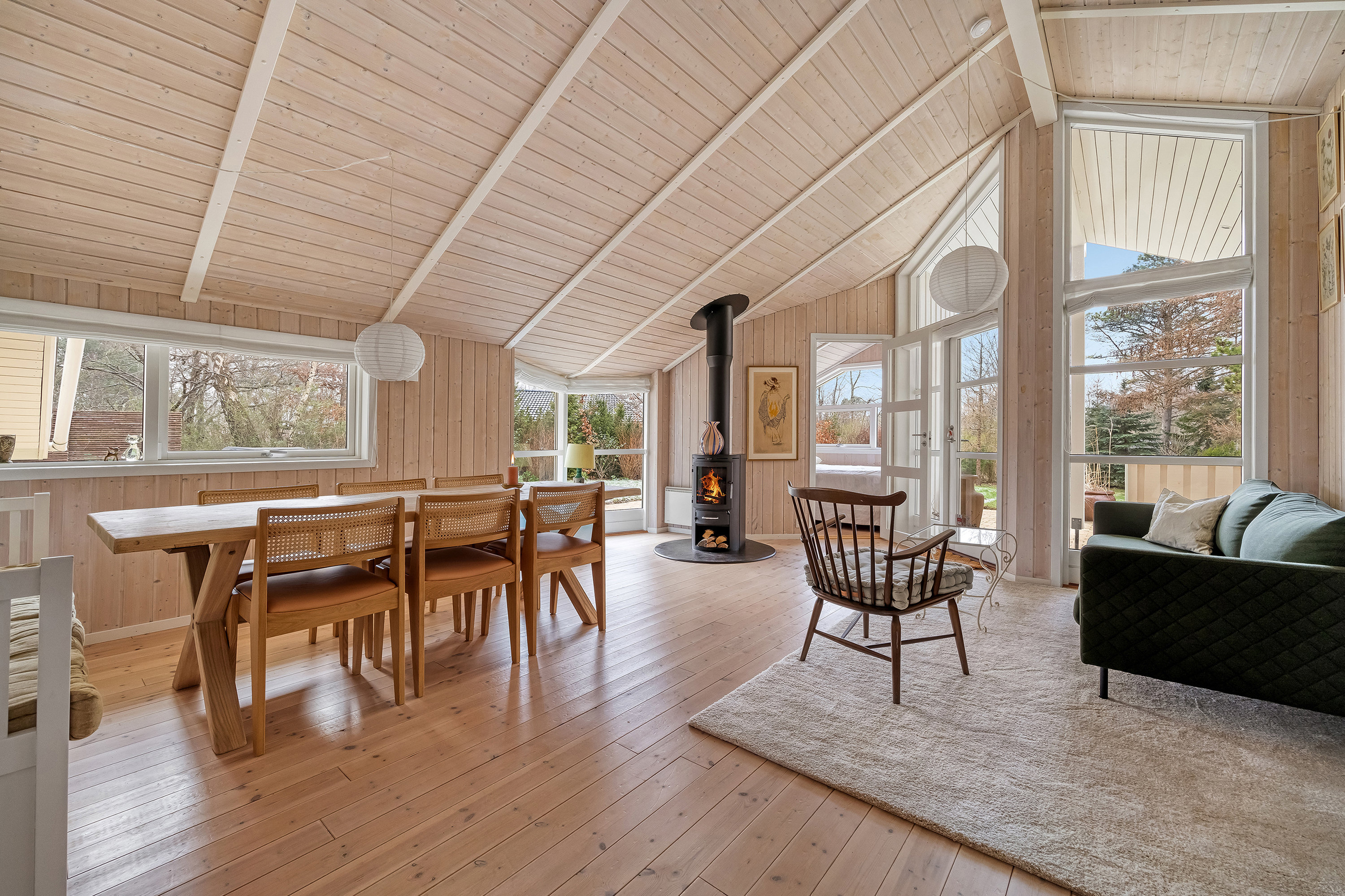 Fremhævet stue billede i fuldskærmstilstand. Billede af Steenleng-Åsen 2, Rågeleje, 3210 Vejby