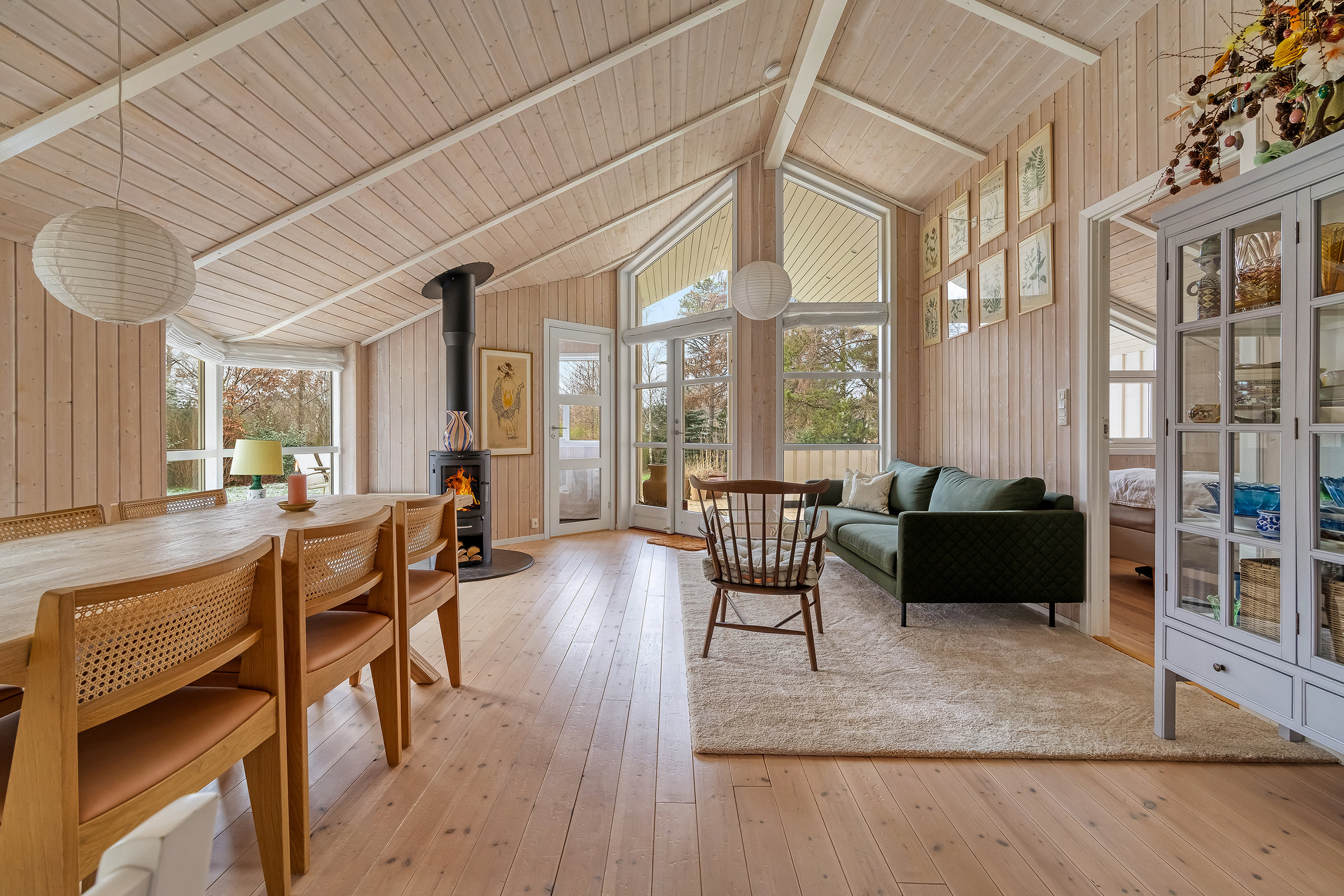 Fremhævet stue billede i fuldskærmstilstand. Billede af Steenleng-Åsen 2, Rågeleje, 3210 Vejby