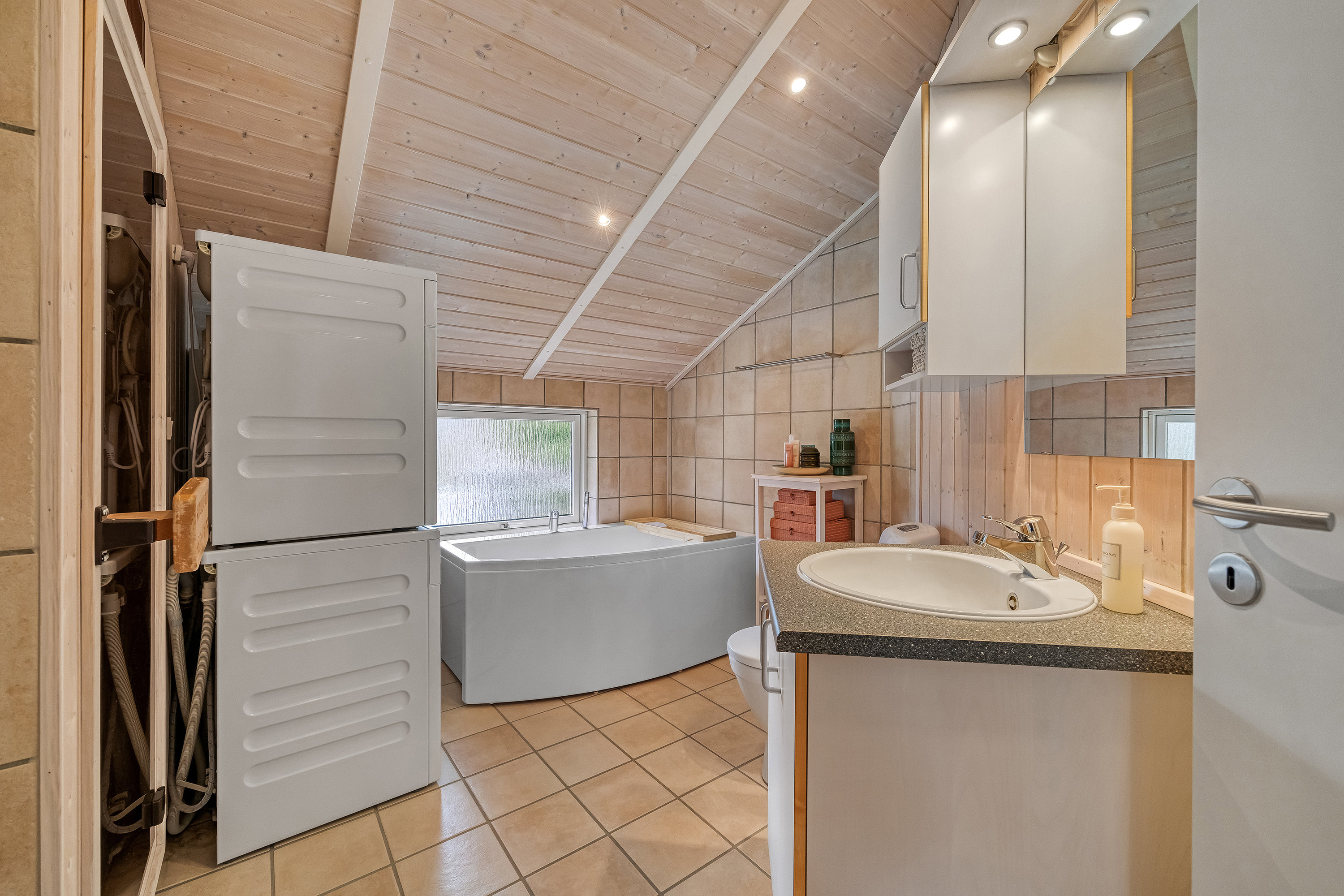 Fremhævet badeværelse billede i fuldskærmstilstand. Billede af Steenleng-Åsen 2, Rågeleje, 3210 Vejby