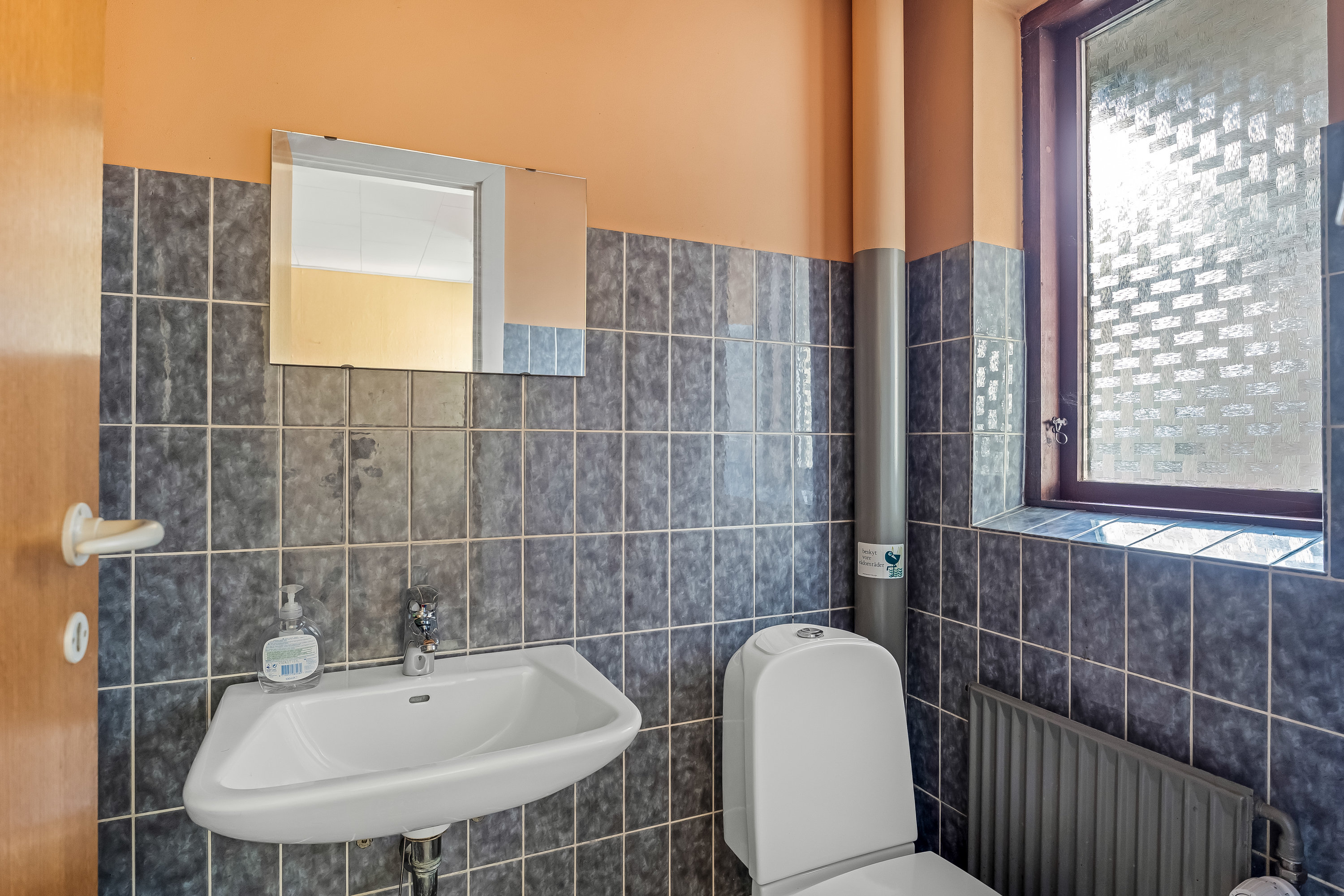 Fremhævet toilet billede i fuldskærmstilstand. Billede af Nylandsvej 15, 4913 Horslunde