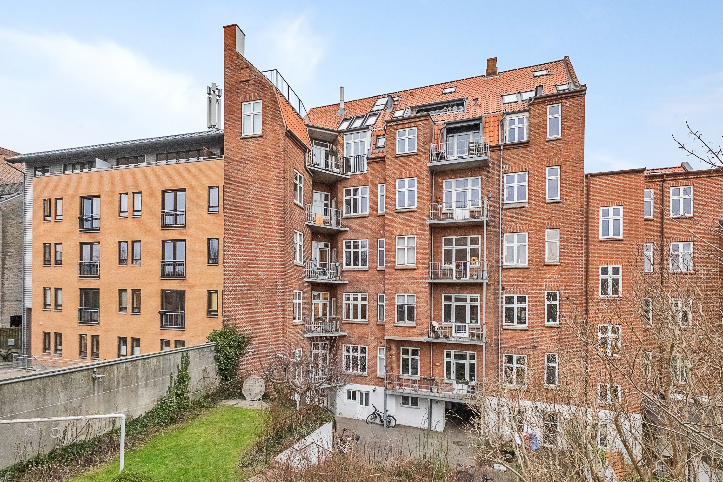 Fremhævet bag facade billede i fuldskærmstilstand. Billede af Høegh-Guldbergs Gade 47, 1. th., 8000 Aarhus C