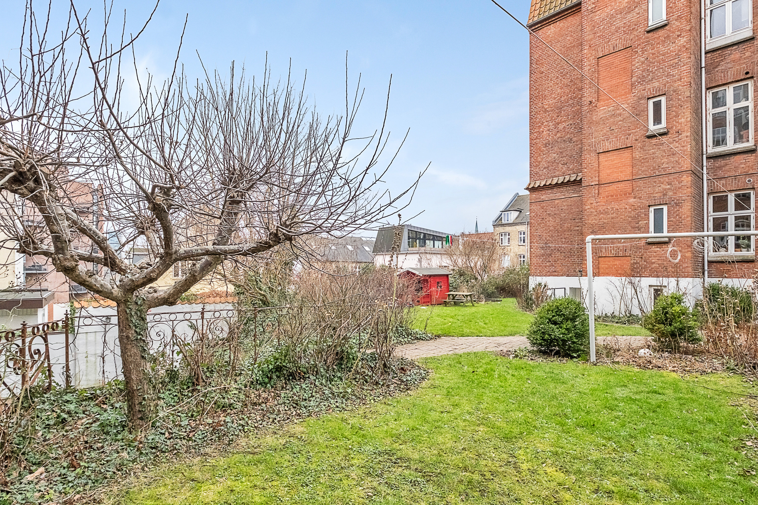 Fremhævet gårdmiljø billede i fuldskærmstilstand. Billede af Høegh-Guldbergs Gade 47, 1. th., 8000 Aarhus C