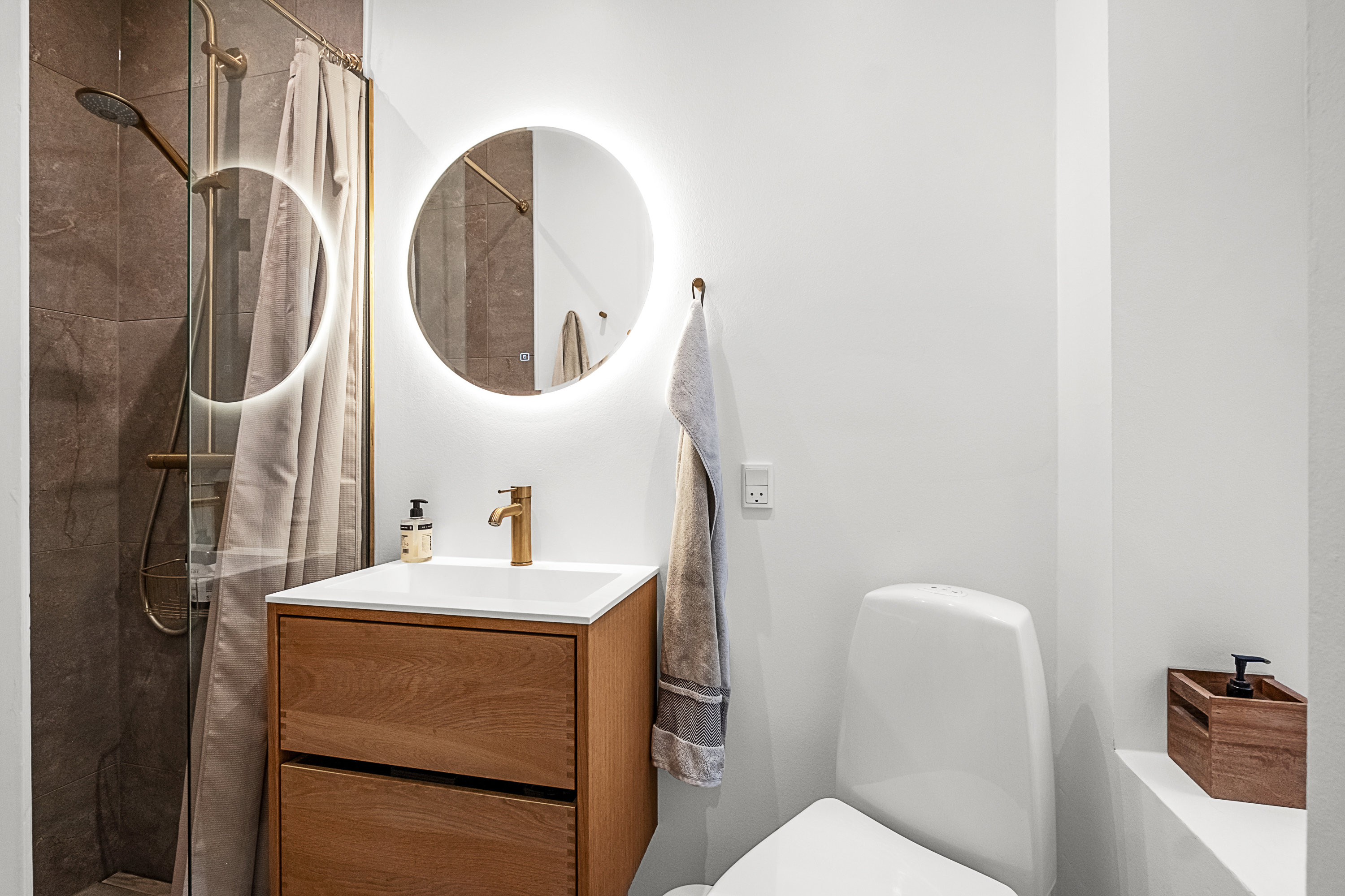 Fremhævet badeværelse billede i fuldskærmstilstand. Billede af Høegh-Guldbergs Gade 47, 1. th., 8000 Aarhus C