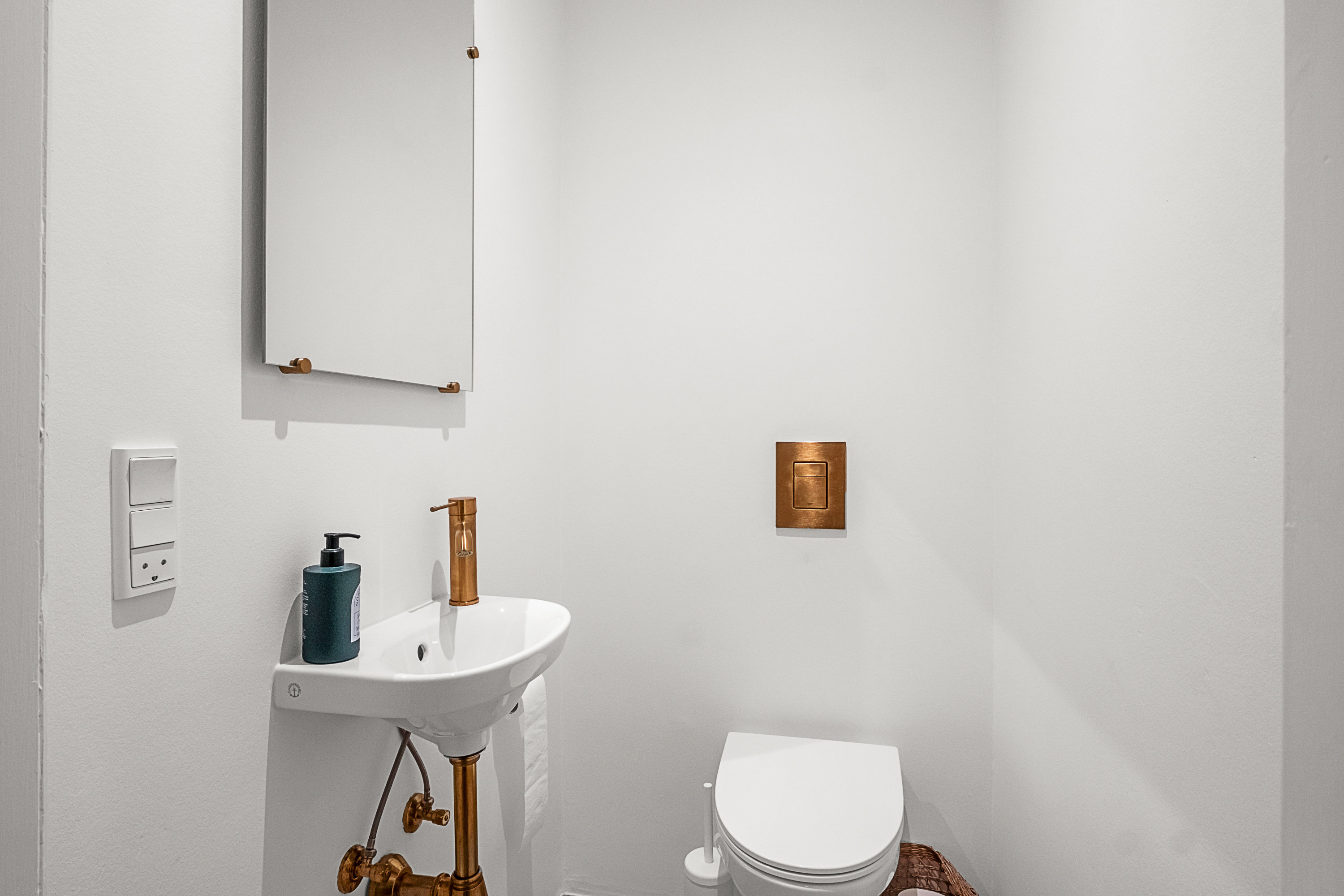 Fremhævet toilet billede i fuldskærmstilstand. Billede af Høegh-Guldbergs Gade 47, 1. th., 8000 Aarhus C