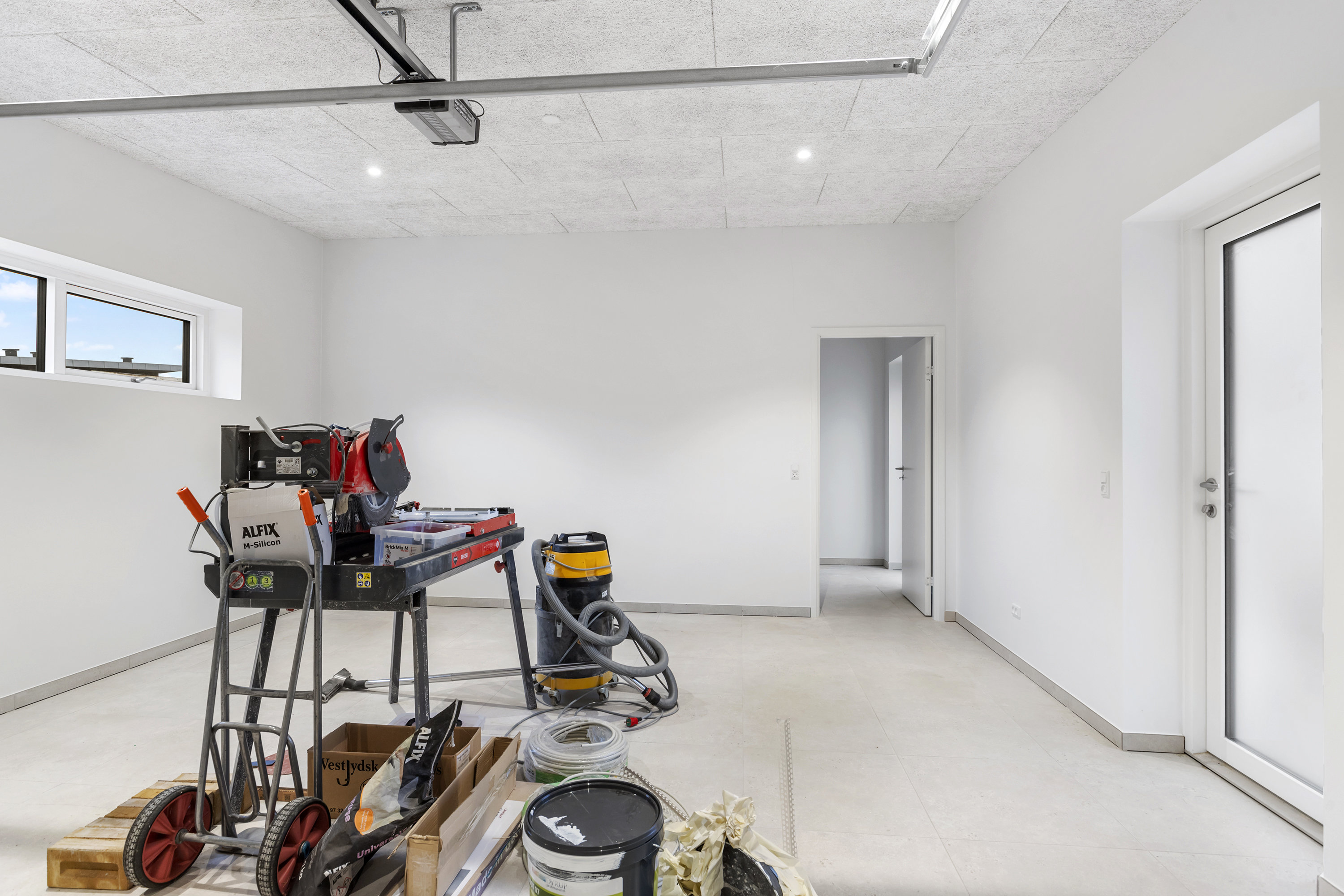 Fremhævet garage billede i fuldskærmstilstand. Billede af Gyvellunden 25, 9600 Aars