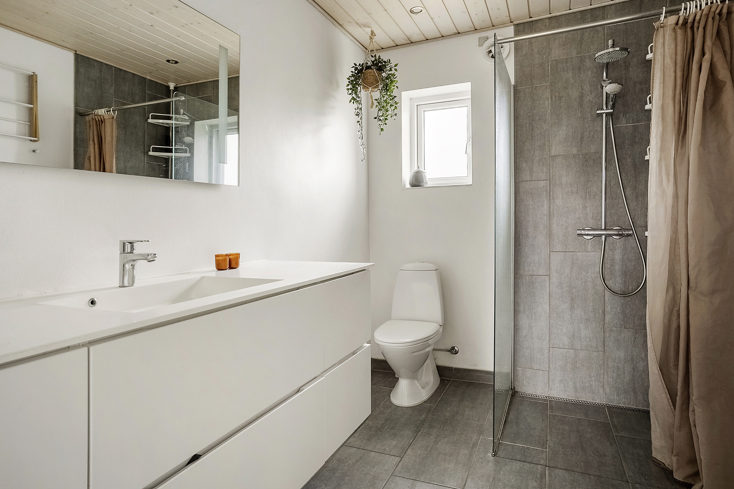 Fremhævet badeværelse billede i fuldskærmstilstand. Billede af Carl Günthers Vej 20, 8700 Horsens