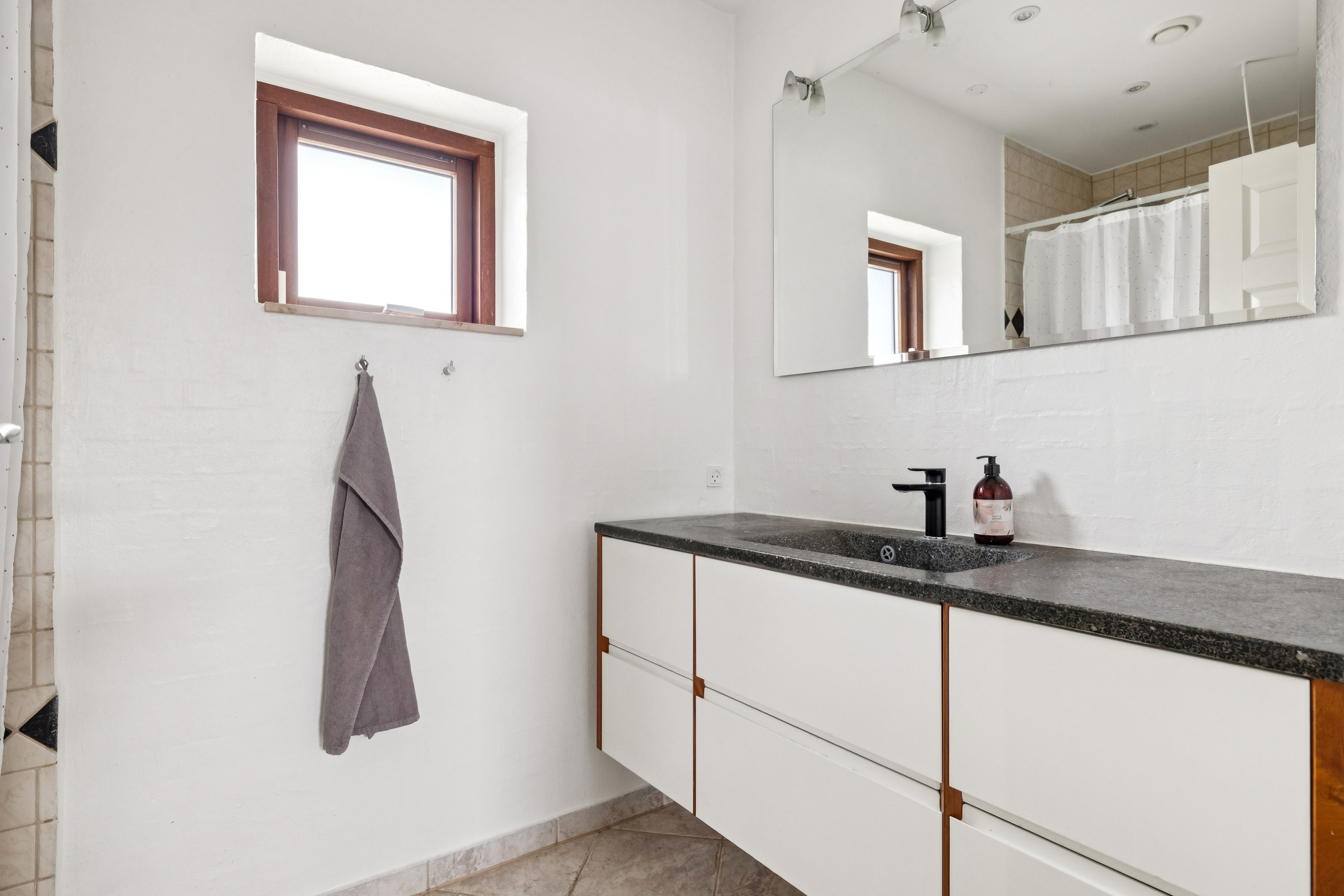 Fremhævet badeværelse billede i fuldskærmstilstand. Billede af Lindelunden 8, 8960 Randers SØ