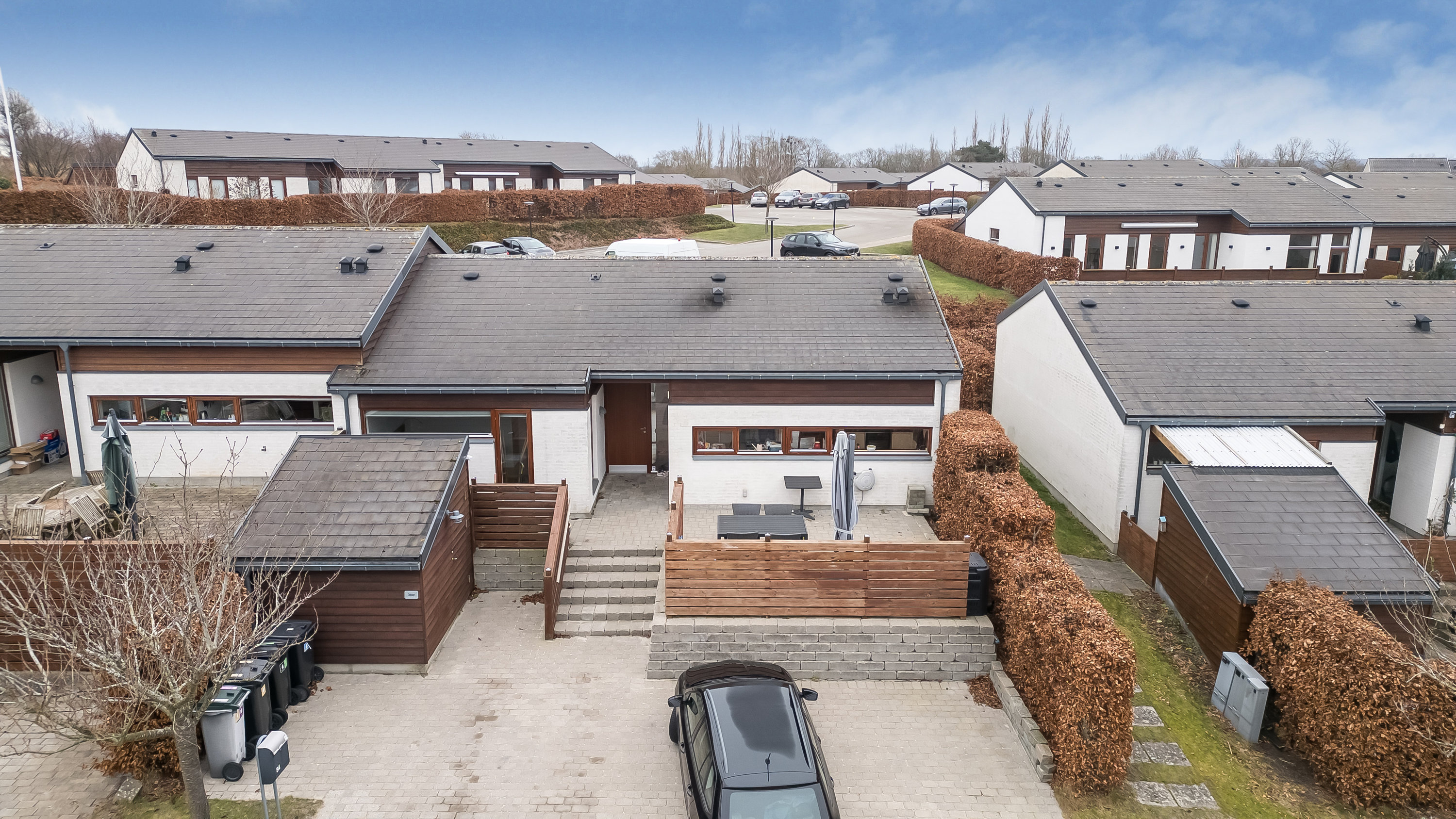 Fremhævet facade billede i fuldskærmstilstand. Billede af Bombakken 84, 3320 Skævinge