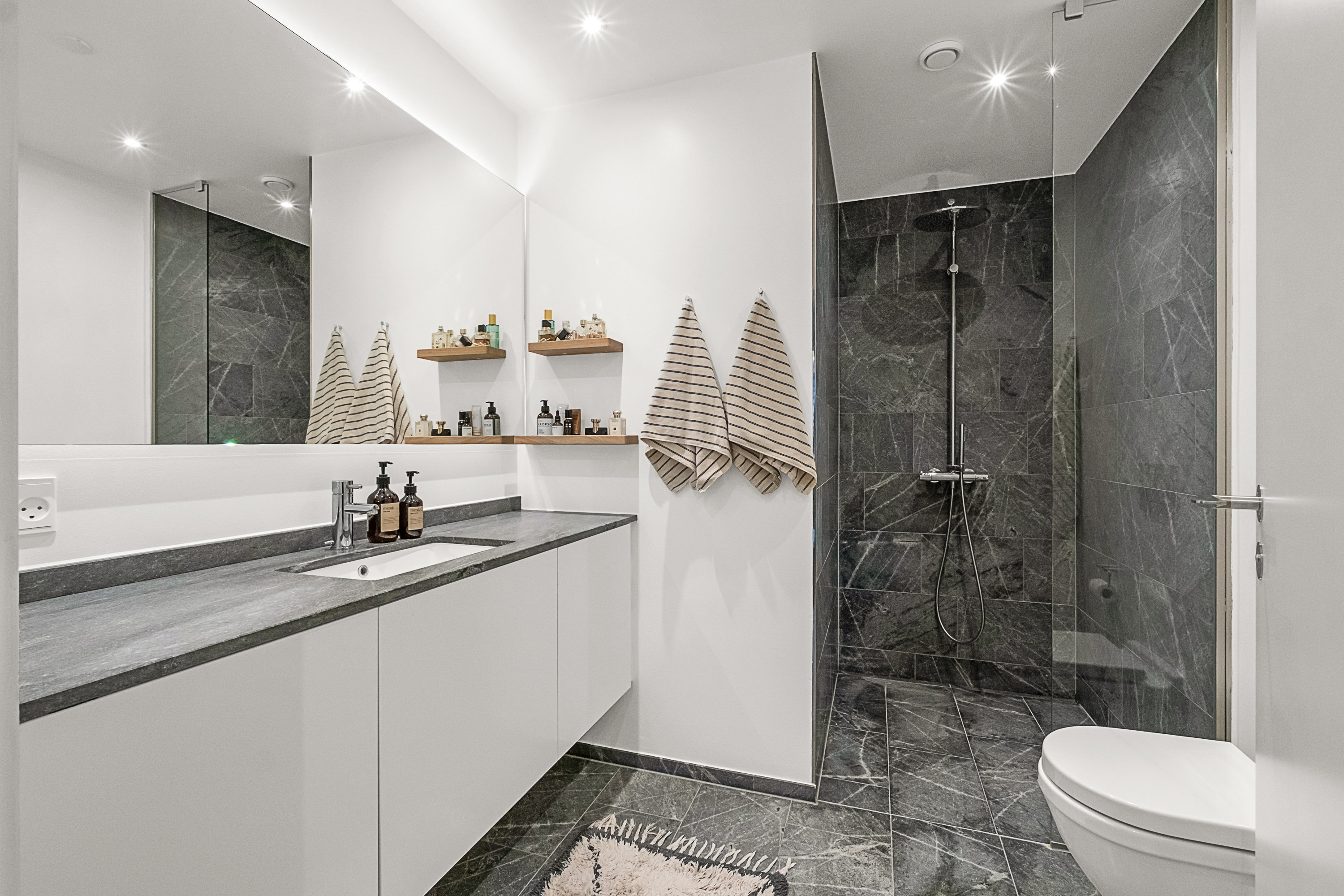 Fremhævet badeværelse billede i fuldskærmstilstand. Billede af Esther Aggebos Gade 30, 1. 4., 8000 Aarhus C